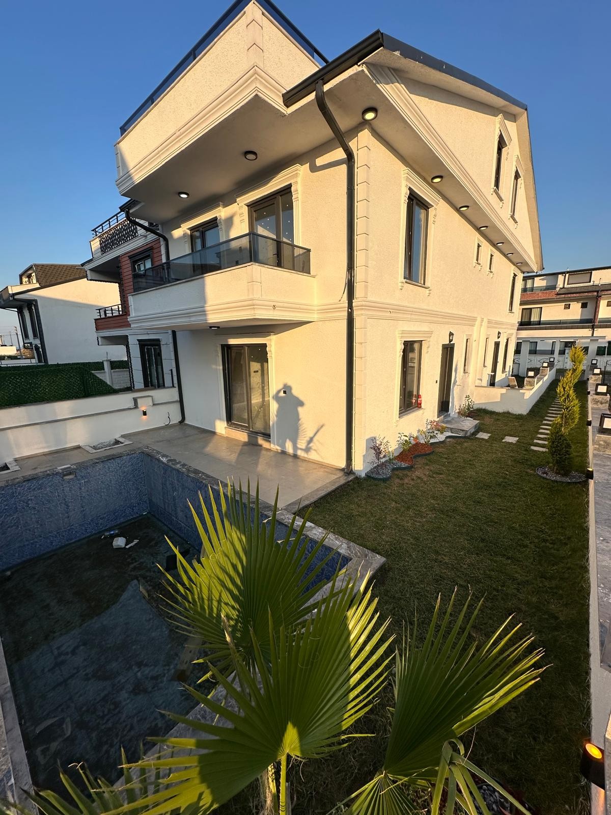 DENİZ MANZARALI, HAVUZLU SATILIK TRİPLEKS VİLLA! KOCAALİ ALANDERE MH