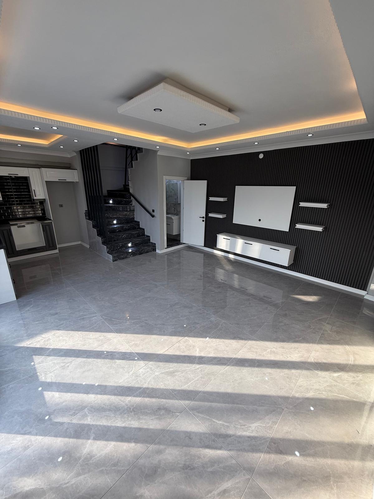 MERKEZ PLAJ, ÖN CEPHE, LÜKS DİZAYN, 105m2 KENDİNE AİT ARSASI, EBEVEYN BANYO 3+1 TRİPLEKS VİLLA! KOCAALİ YALI MH