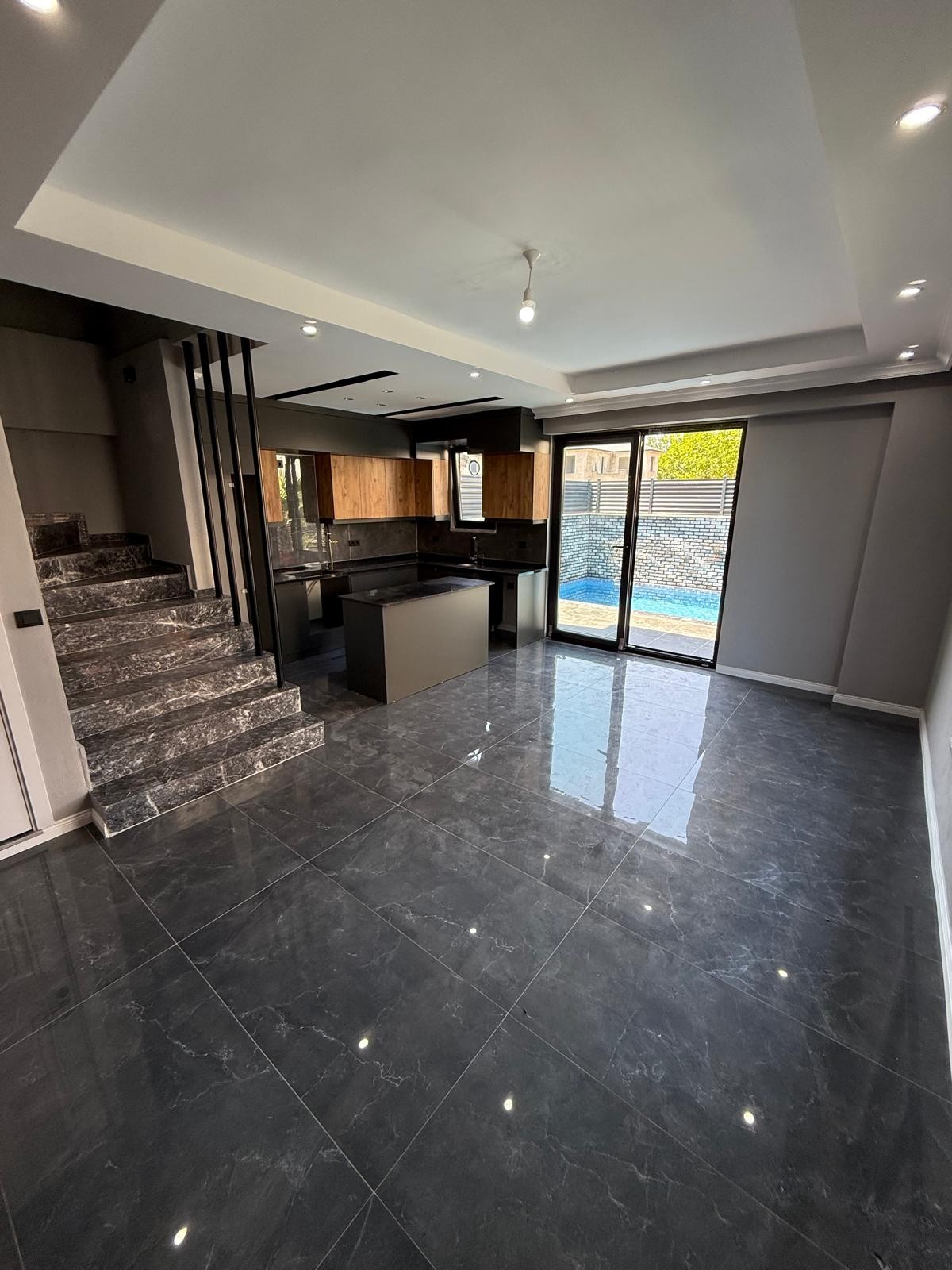 ULTRA GENİŞ BAHÇE, MERKEZ PLAJ, 145m2 KENDİNE AİT ARSASI, TAŞ KONSEPT, HAVUZLU 4+1 TRİPLEKS VİLLA! KOCAALİ YALI MH