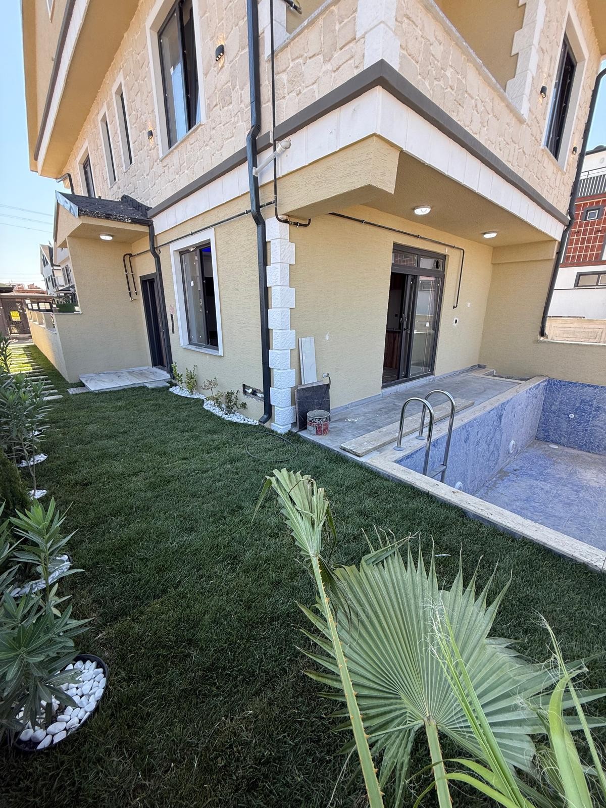 HAVUZLU, ALAÇATI TAŞ KONSEPT, ÖN-ARKA CEPHE SEÇENEKLİ, ARKA CEPHE 4+1 TRİPLEKS VİLLA! KOCAALİ ALANDERE MH