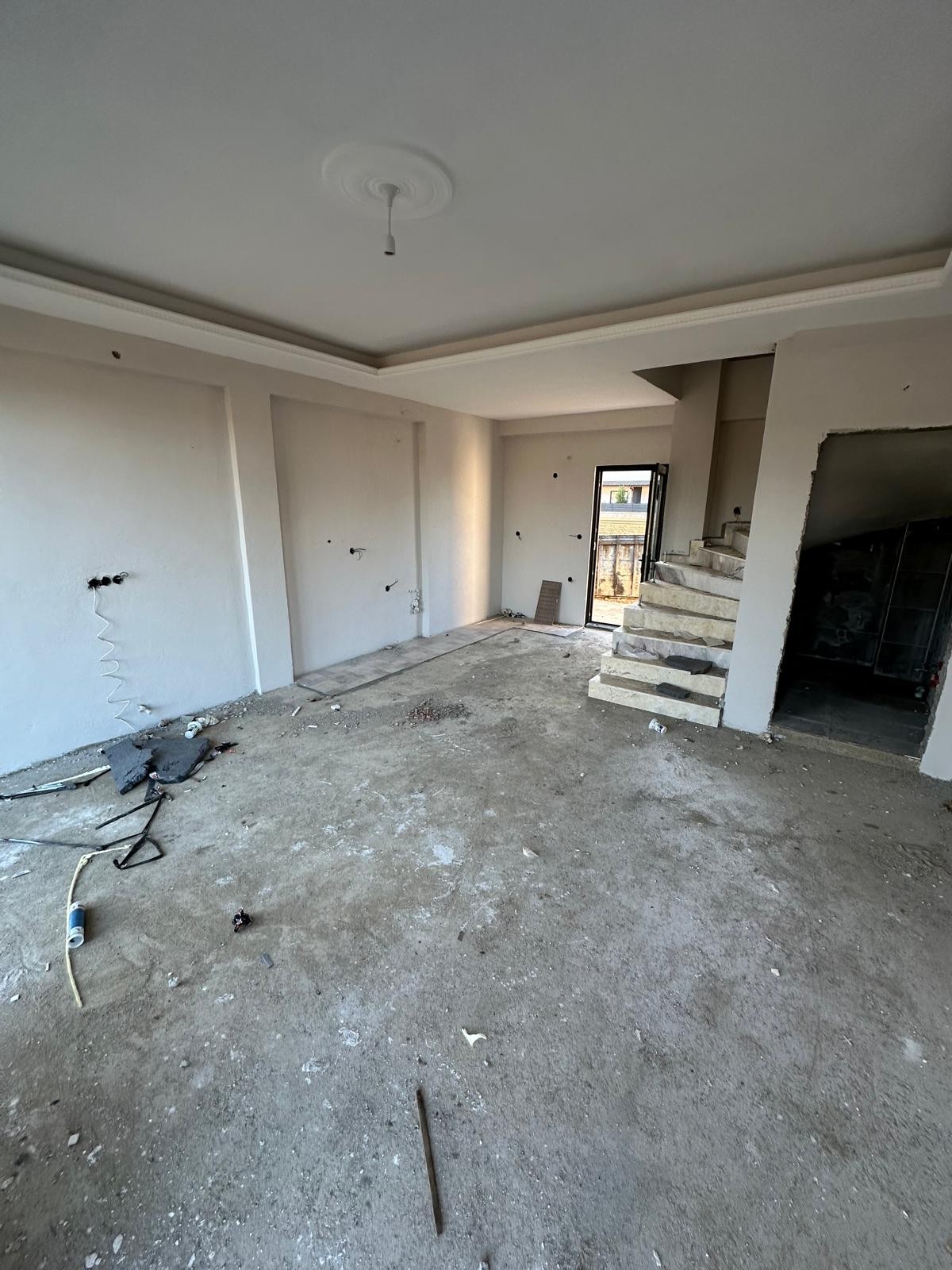 İLÇEMİZİN EN UYGUN FİYAT VİLLASI! EBEVEYN BANYO, DENİZE 50METRE, ÖN-ARKA ÇİFT BAHÇELİ 3+1 TRİPLEKS VİLLA! KOCAALİ ALANDERE MH