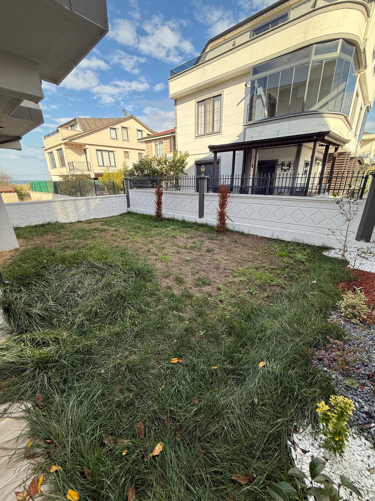 MERKEZ PLAJ, ULTRA GENİŞ BAHÇE, TERAS DENİZ MANZARALI, PLAJA 85METRE 3+1 TRİPLEKS VİLLA! KOCAALİ YAYLA MH