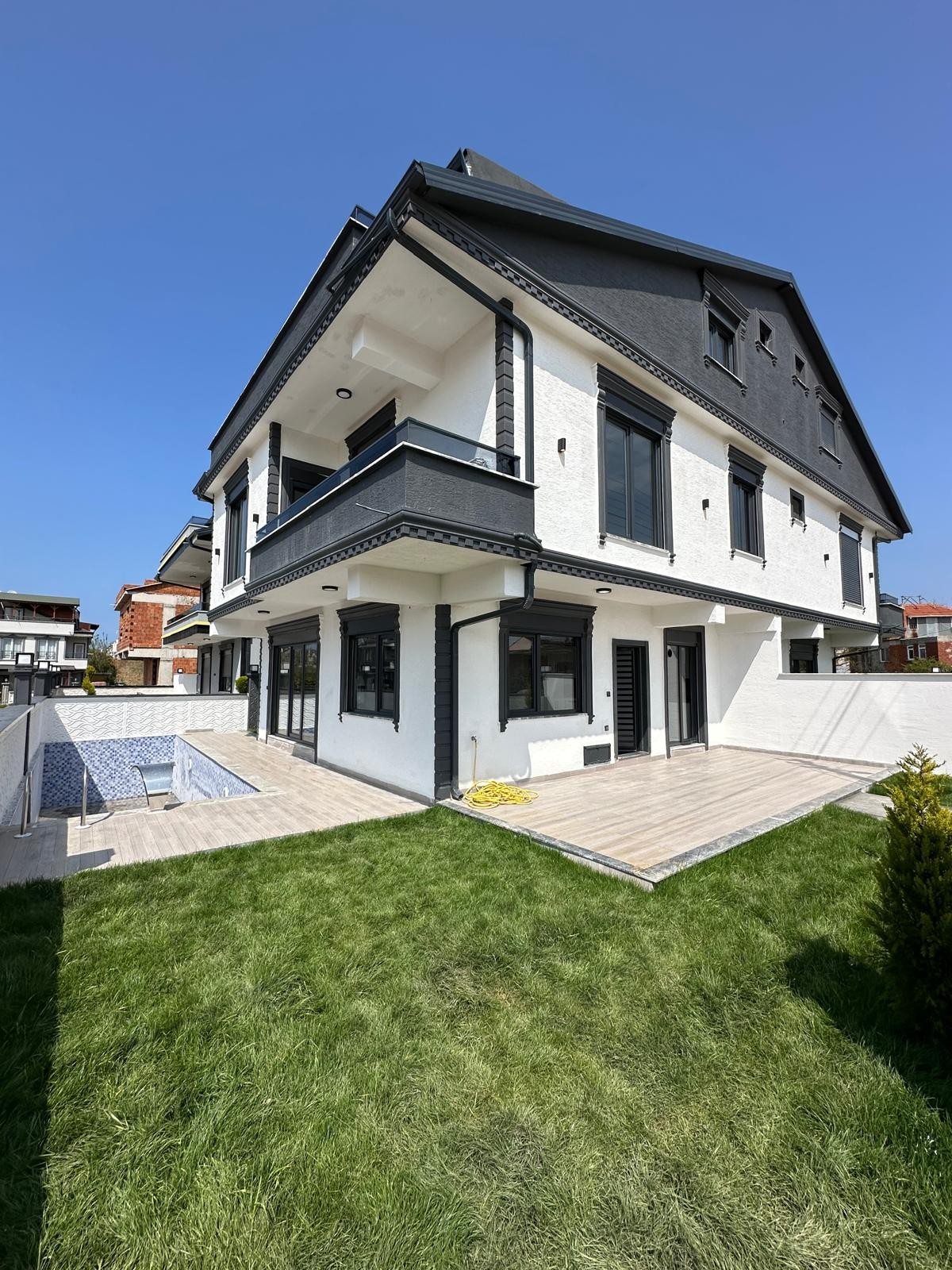 192m2 ARSA İÇİNDE, ULTRA GENİŞ BİNA-BAHÇE GENİŞ KULLANIM ALANLI, LÜKS DİZAYN 5+1 TRİPLEKS! KOCAALİ YAYLA MH