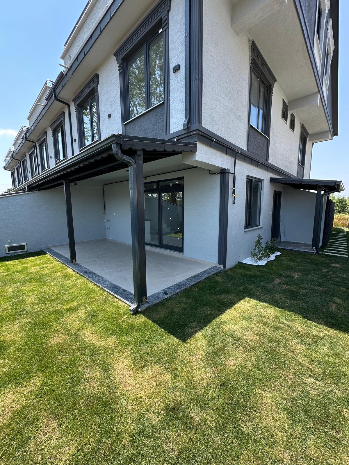 ARKA CEPHE, BAĞIMSIZ MÜSTAKİL GİRİŞ, VERANDALI, YERDEN ISITMA  3+1 TRİPLEKS VİLLA! KOCAALİ ALANDERE MH