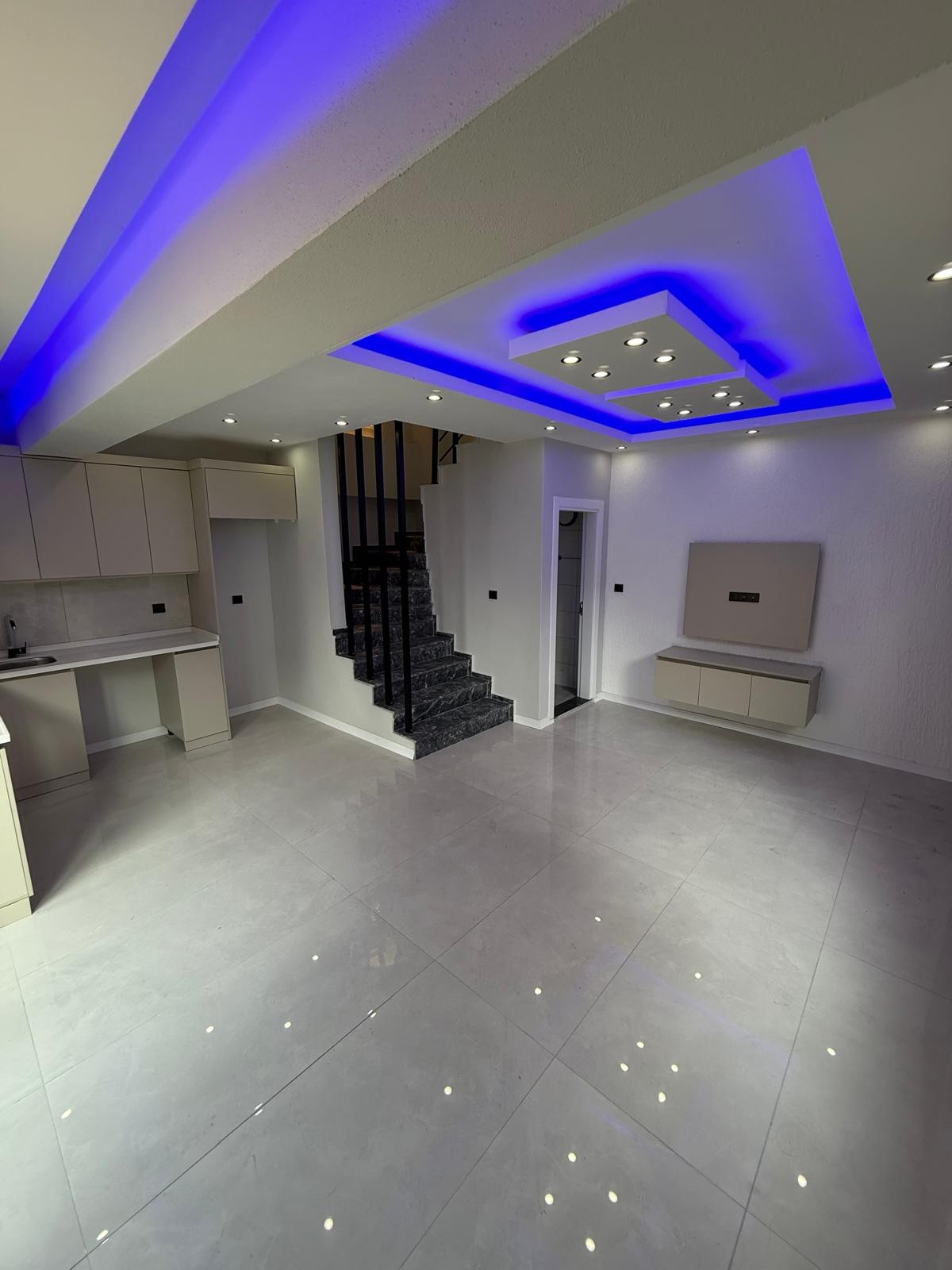 ALAÇATI TAŞ KONSEPT, MERKEZ PLAJ, EBEVEYN BANYO, YERDEN ISITMA, ARKA CEPHE  3+1 TRİPLEKS VİLLA! KOCAALİ YALI MH