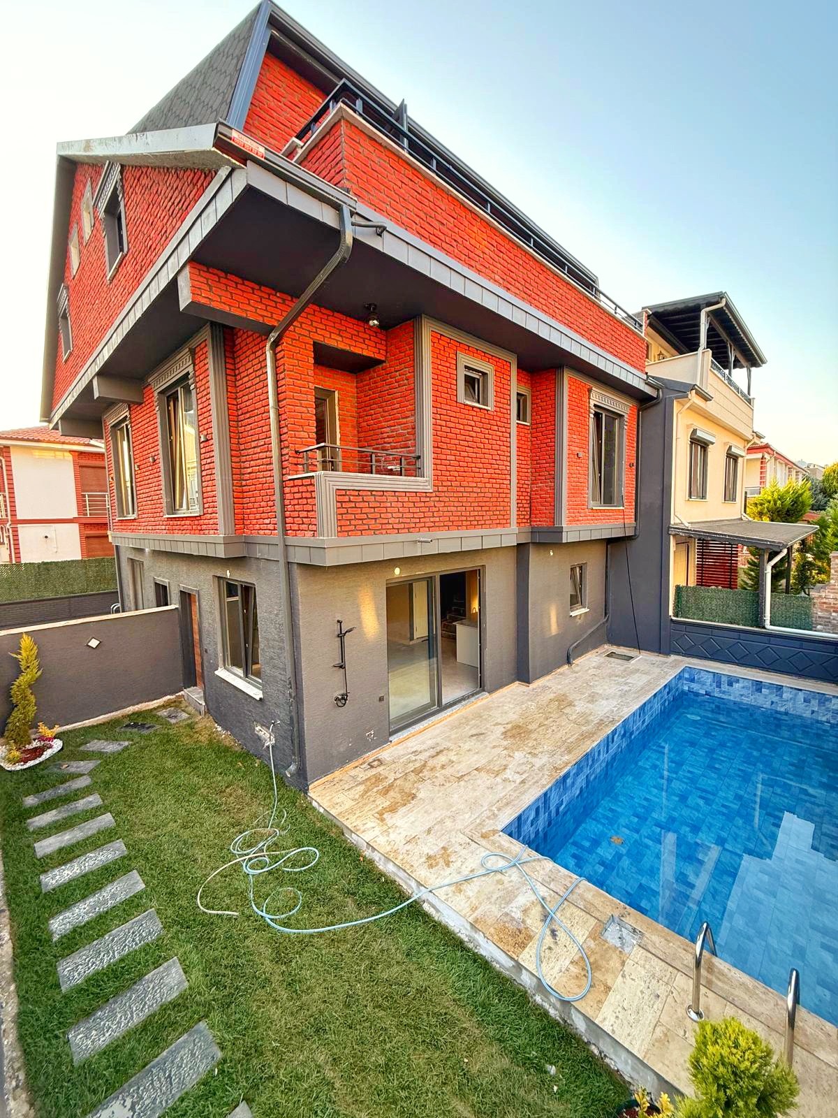 LÜKS DİZAYN, MERKEZ PLAJ, YERDEN ISITMA, ÖN CEPHE, HAVUZLU 4+1 TRİPLEKS VİLLA! KOCAALİ YALI MH