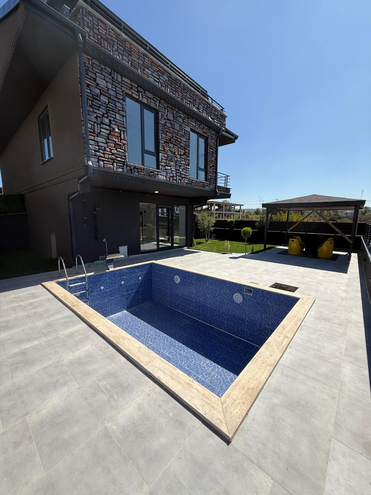 KIŞ BAHÇELİ-ULTRA GENİŞ EMSALSİZ BAHÇE, HAVUZLU, MERKEZ PLAJ, LÜKS DİZAYN 4+1 TRİPLEKS VİLLA! KOCAALİ YAYLA MH