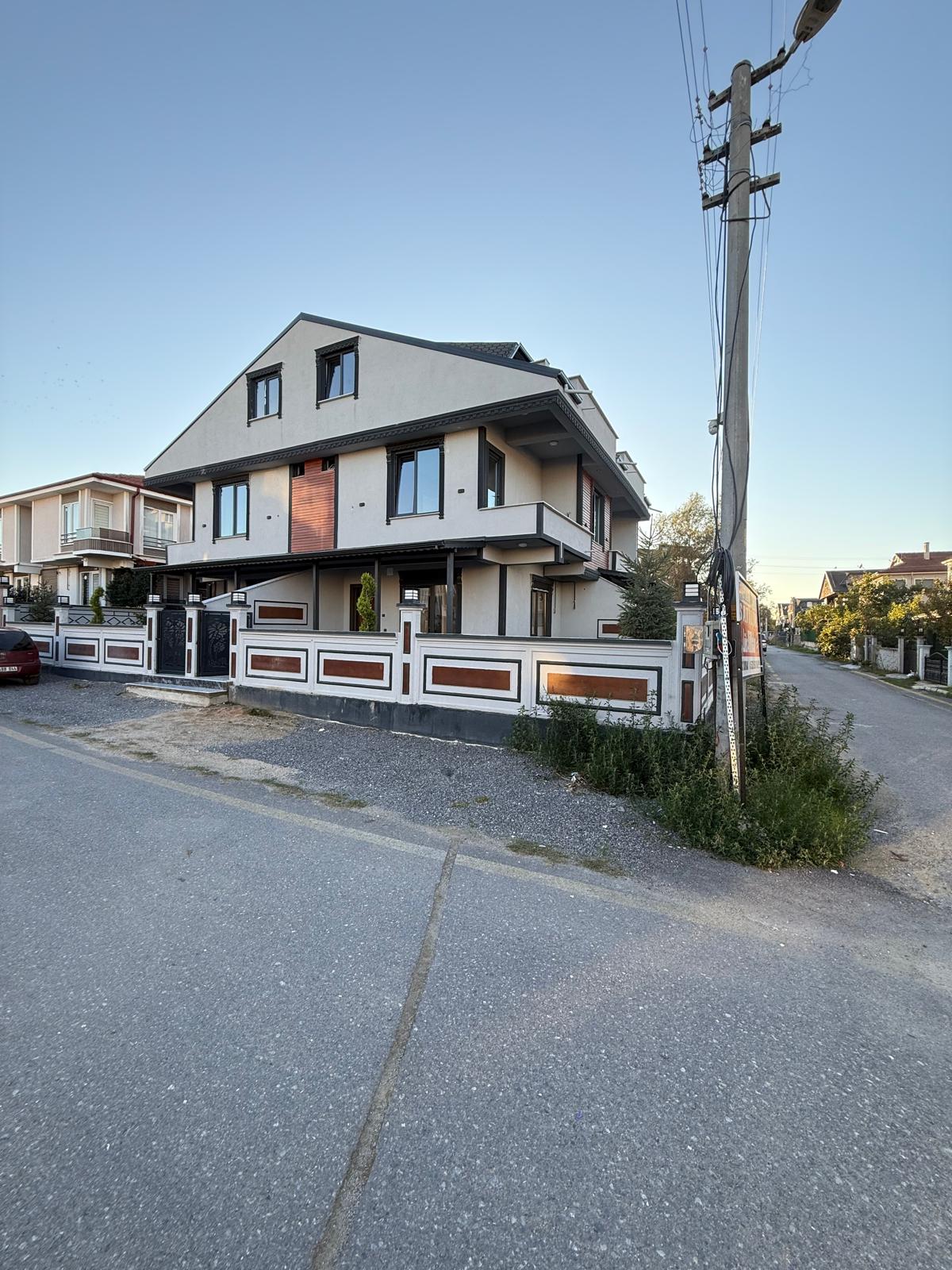 KÖŞE PARSEL, ULTRA GENİŞ BAHÇE, MERKEZ PLAJ, AYRI KONSEPT MUTFAK  4+1 TRİPLEKS VİLLA! KOCAALİ YALI MH