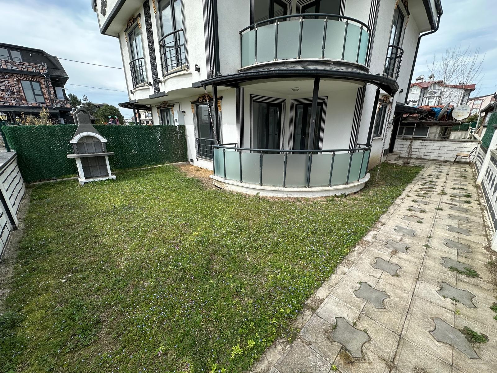 MÜSTAKİL GİRİŞLİ, GENİŞ BAHÇE ALANLI, EBEVEYN BANYOLU 3+1 TRİPLEKS VİLLA! KOCAALİ ALANDERE MH
