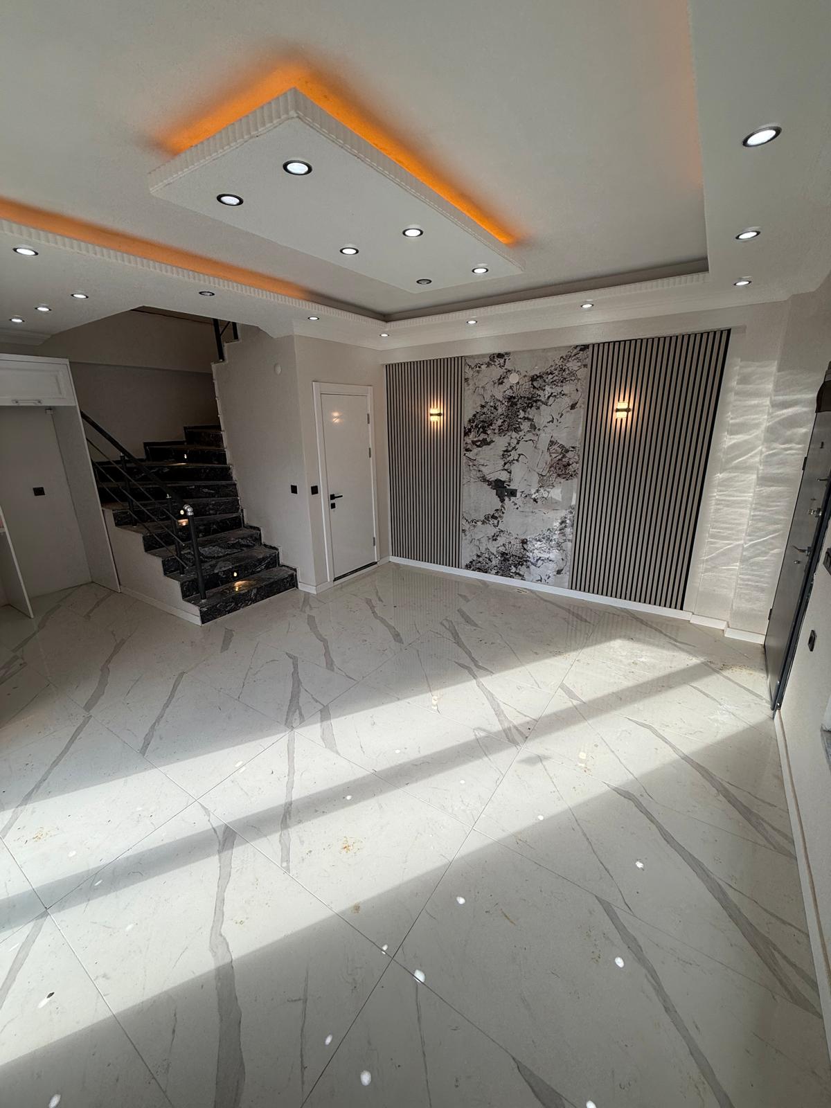 PLAJA 110METRE, ÖN CEPHE, LÜKS DİZAYN, EBEVEYN BANYO F/P TRİPLEKS 3+1 VİLLA! KOCAALİ ALANDERE MH