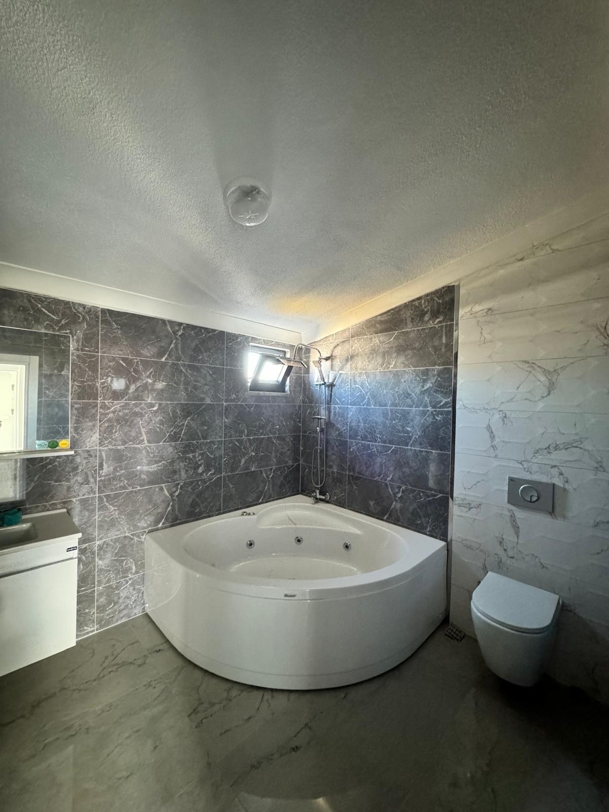 HAVUZLU, DENİZ MANZARALI, JAKUZİLİ EBEVEYN BANYO ODA 5+1 TRİPLEKS VİLLA! KOCAALİ ALANDERE MH