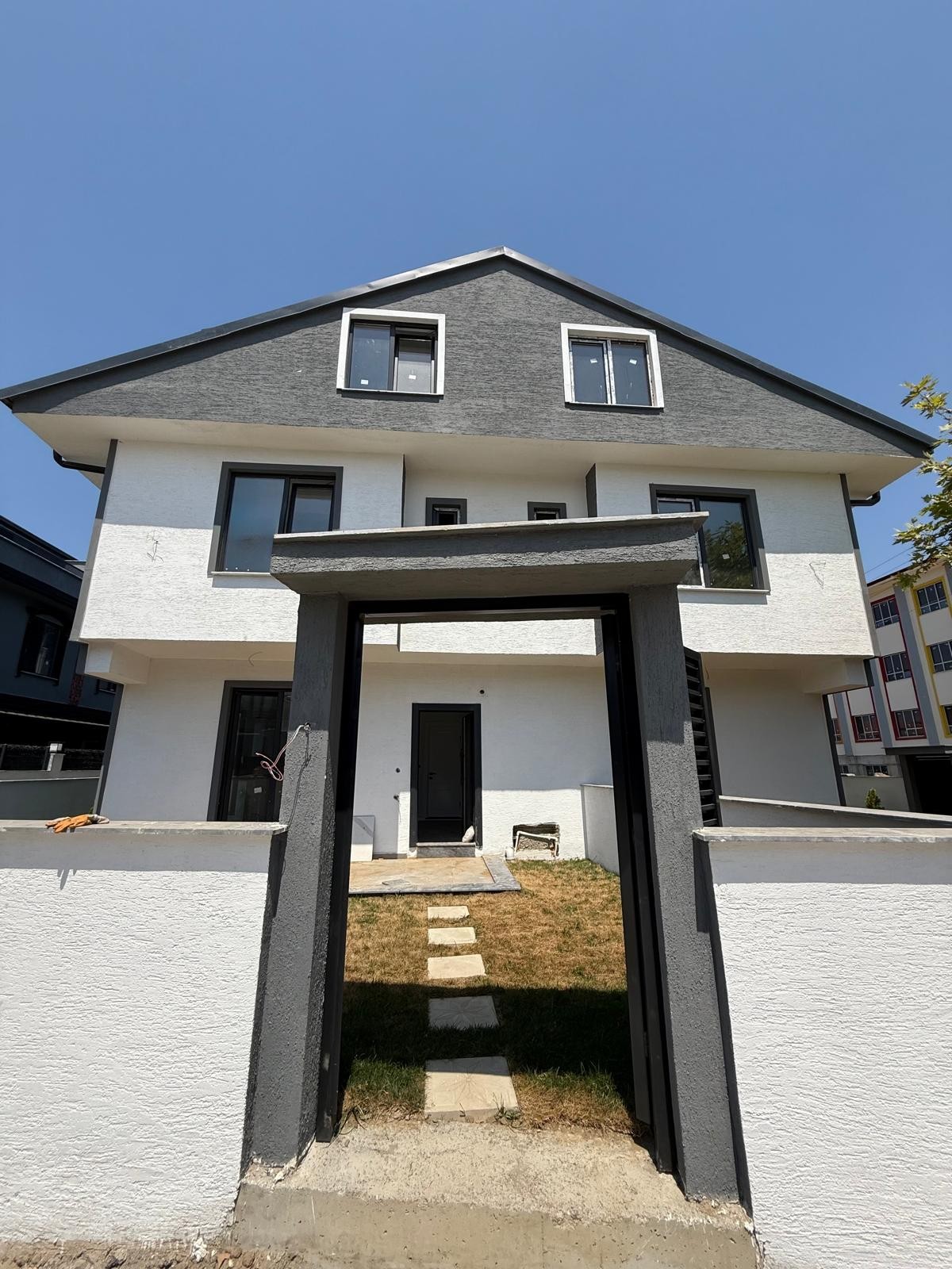 MERKEZ PLAJ, MÜSTAKİL GİRİŞ-BAHÇE, EBEVEYN BANYOLU 3+1 TRİPLEKS VİLLA! KOCAALİ YALI MH