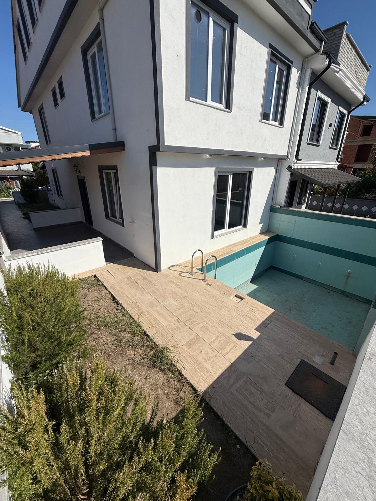 HAVUZLU, VERANDALI, EBEVEYN BANYOLU, PLAJA 180METRE 3+1 TRİPLEKS VİLLA! KOCAALİ ALANDERE MH