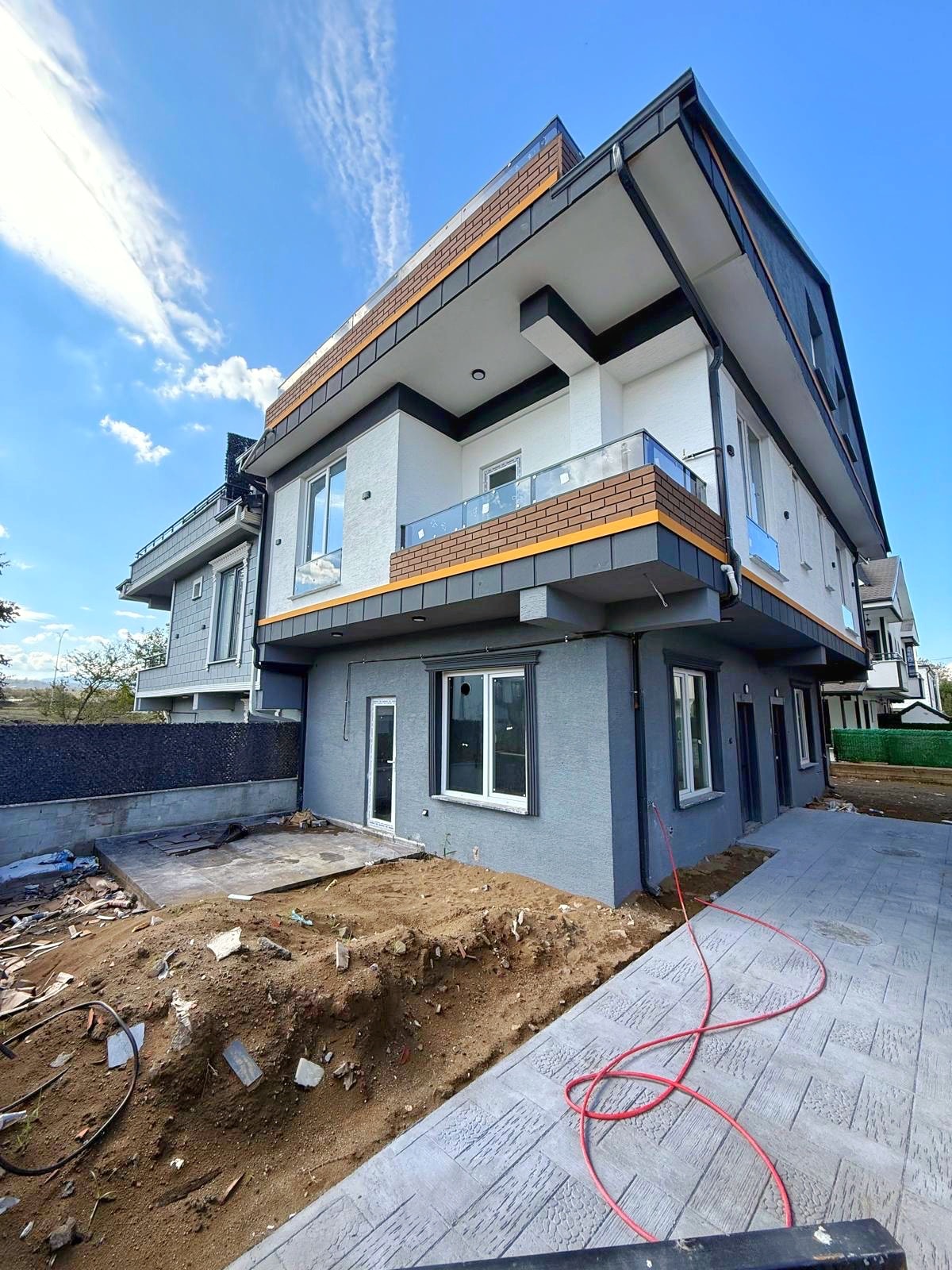 ÖN CEPHE, GENİŞ BİNA-BAHÇE ALANLI, LÜKS DİZAYN, YERDEN ISITMA 3+1 TRİPLEKS VİLLA! KOCAALİ ALANDERE MH