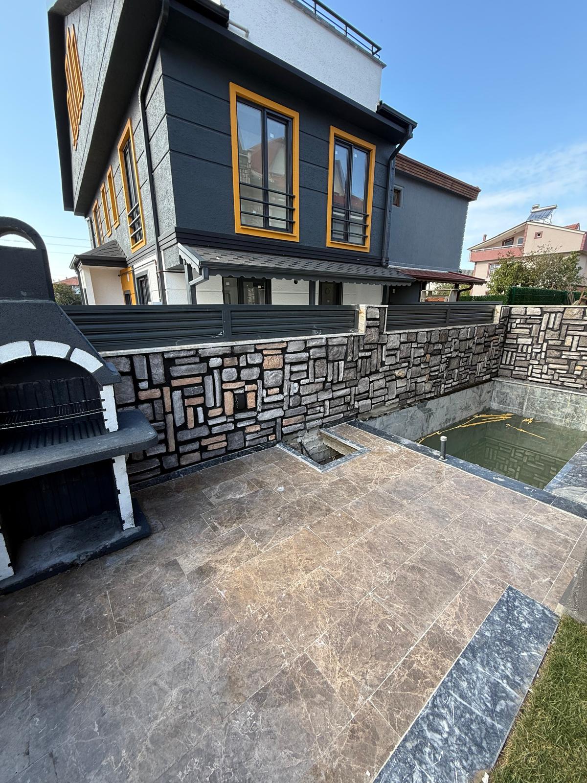 MERKEZ PLAJ-PLAJA 110 METRE, LÜKS DİZAYN, HAVUZLU, BARBEKÜLÜ 3+1 TRİPLEKS VİLLA! KOCAALİ YAYLA MH