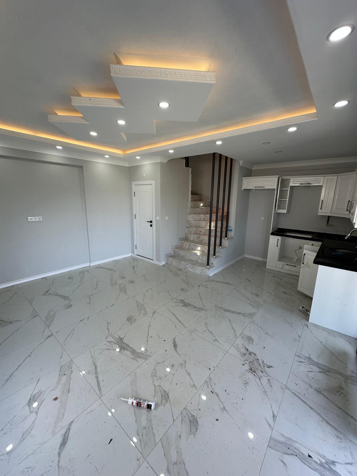 ÖN CEPHE, BAĞIMSIZ MÜSTAKİL GİRİŞ, VERANDALI, YERDEN ISITMA  3+1 TRİPLEKS VİLLA! KOCAALİ ALANDERE MH