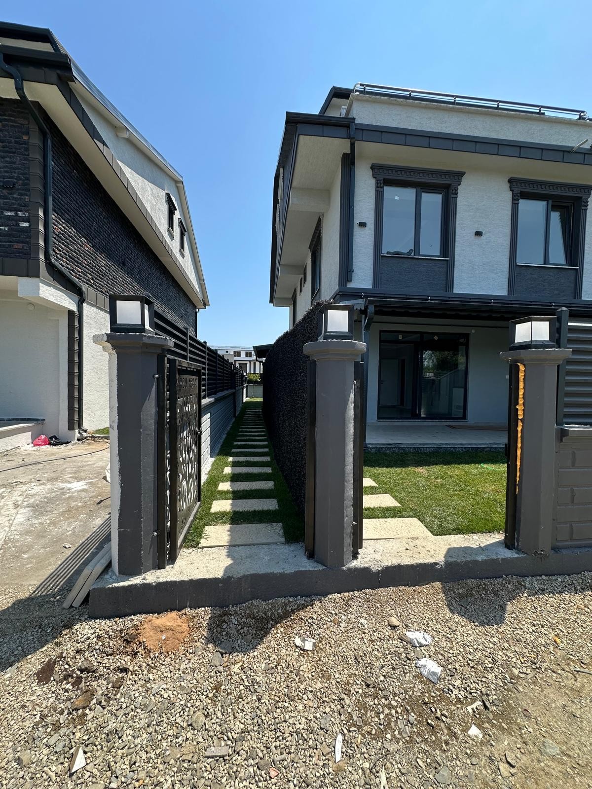 ARKA CEPHE, BAĞIMSIZ MÜSTAKİL GİRİŞ, VERANDALI, YERDEN ISITMA  3+1 TRİPLEKS VİLLA! KOCAALİ ALANDERE MH