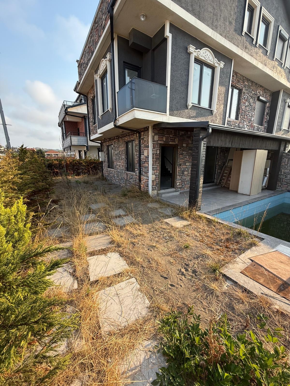 DENİZE SIFIR, 376M2 ARSA İÇİNDE, KÖŞE PARSEL 5+1 TRİPLEKS VİLLA! KOCAALİ ALANDERE MH