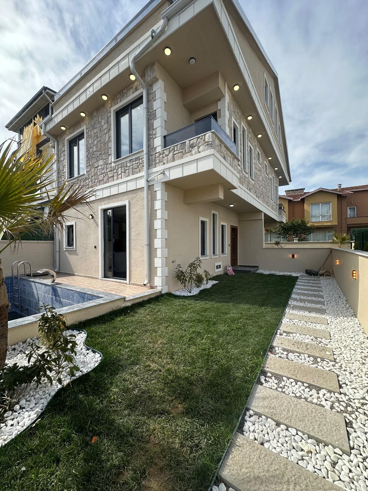 DENİZE 50M MESAFE, JAKUZİLİ, HAVUZLU, HAMAM KONSEPT BANYO 3+1 TRİPLEKS VİLLA! KOCAALİ YALI MH