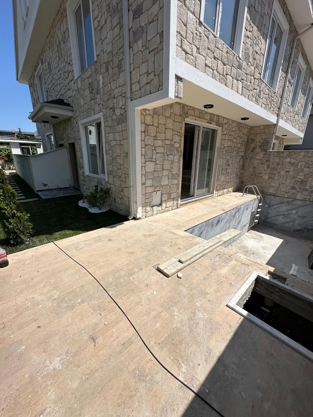 ALAÇATI TAŞ KONSEPT, HAVUZLU, MERKEZ PLAJ, YERDEN ISITMA, ARKA CEPHE 3+1 TRİPLEKS VİLLA! KOCAALİ YALI MH
