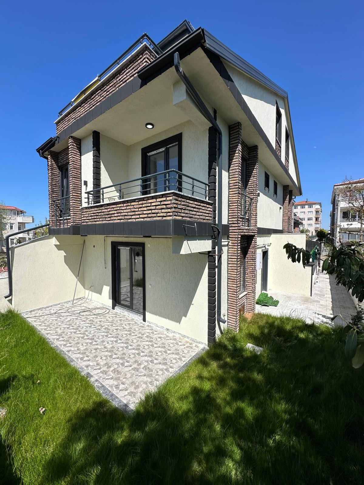 MERKEZ PLAJ, ÖN-ARKA CEPHE SEÇENEKLİ(ARKA), YERDEN ISITMA 3+1 TRİPLEKS VİLLA! KOCAALİ YALI MH