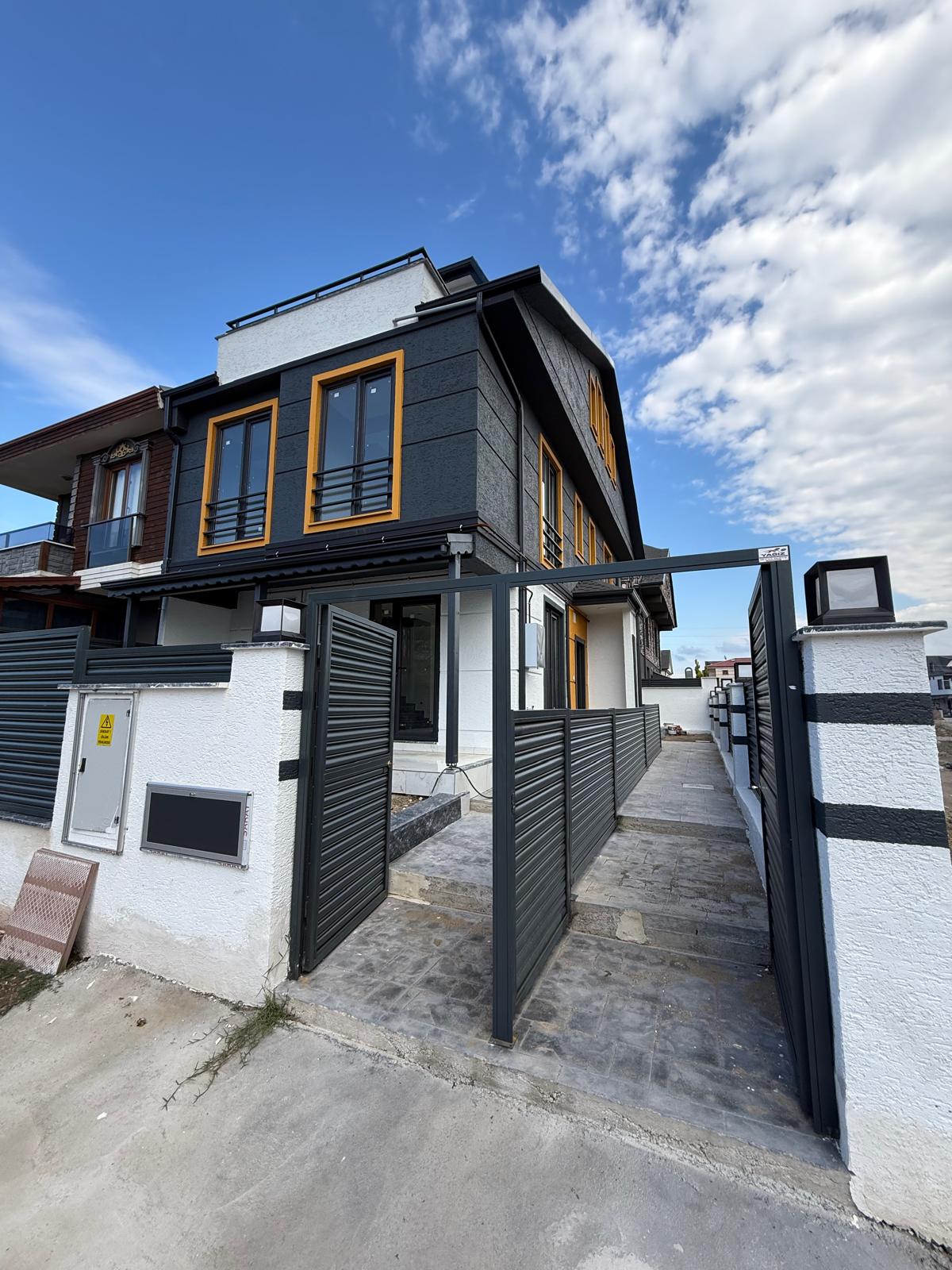 HAVUZLU, LÜKS DİZAYN, PLAJA 110METRE, ÖN-ARKA CEPHE SEÇENEKLİ 3+1 TRİPLEKS VİLLA! KOCAALİ ALANDERE MH