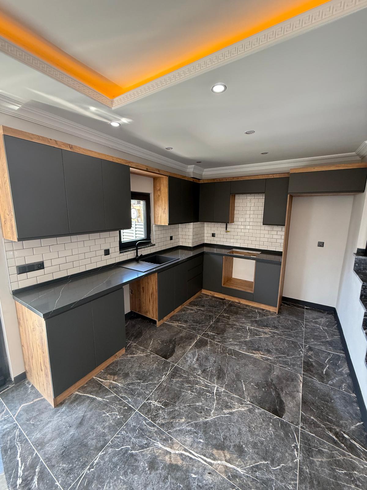 BAHÇE VE TERAS JAKUZİLİ, ÖN CEPHE, LÜKS DİZAYN, GENİŞ BAHÇE-BİNA KULLANIM ALANLI 3+1 TRİPLEKS VİLLA! KOCAALİ ALANDERE MH