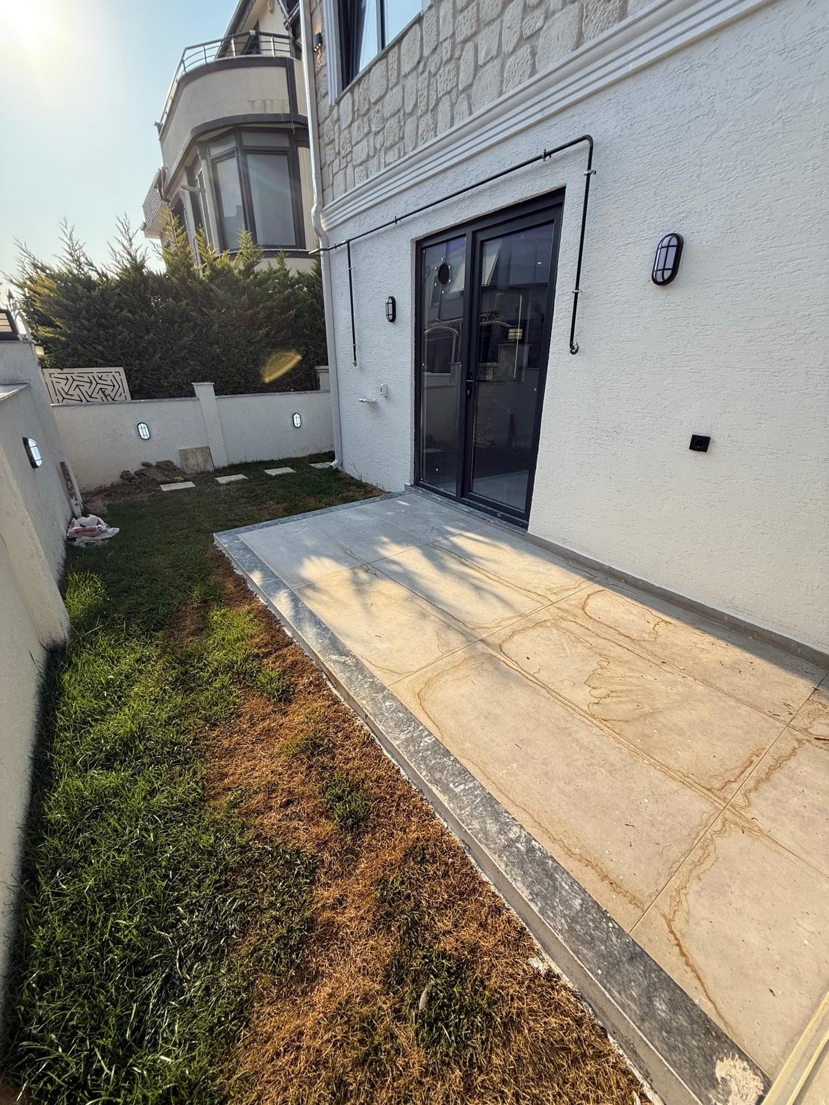 ALAÇATI TAŞ KONSEPT, MERKEZ PLAJ, EBEVEYN BANYO, YERDEN ISITMA, ÖN CEPHE  3+1 TRİPLEKS VİLLA! KOCAALİ YALI MH