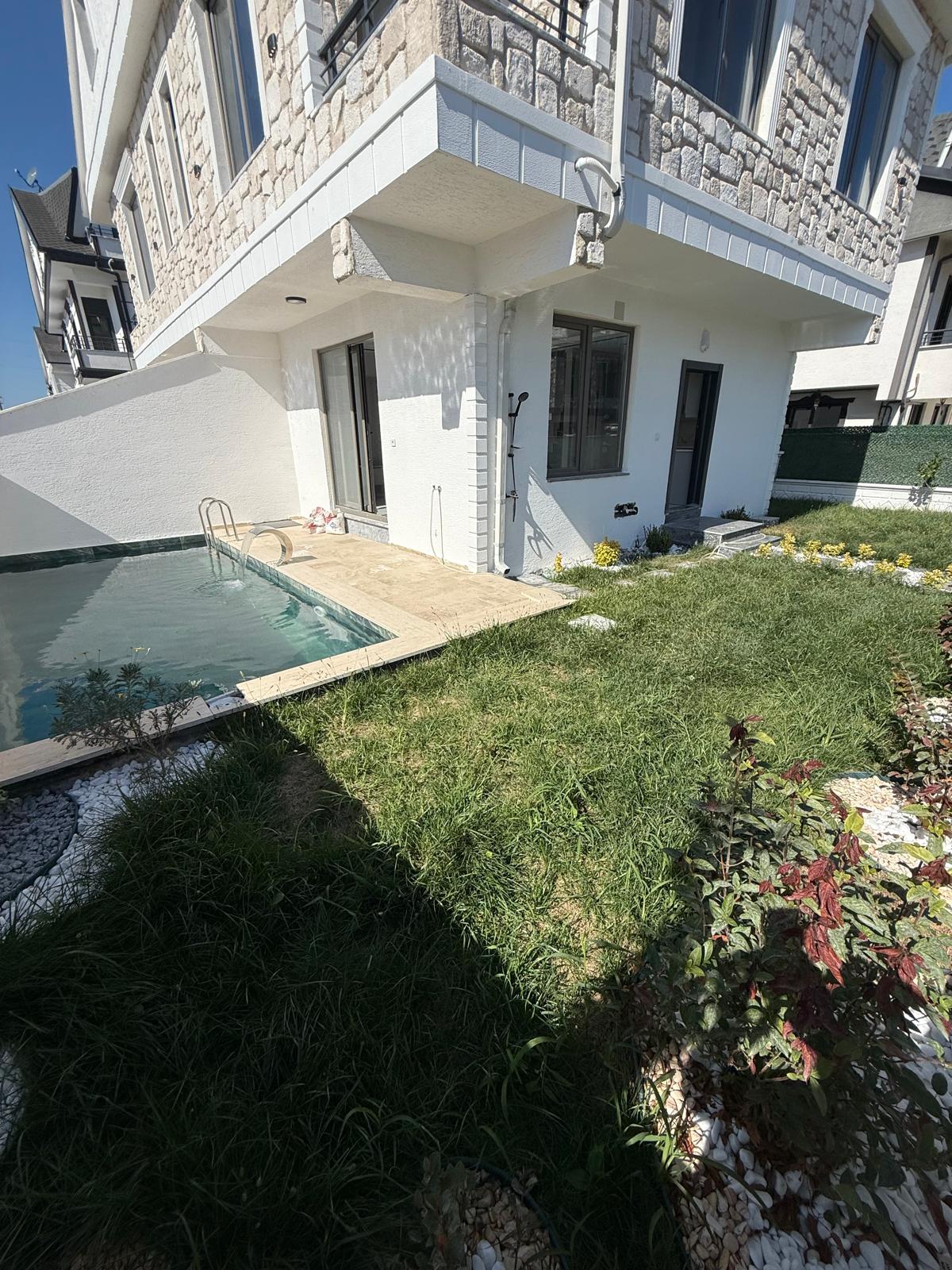 KÖŞE PARSEL, MERKEZ PLAJ, ULTRA GENİŞ BAHÇE, HAVUZLU, EBEVEYN BANYOLU, ALAÇATI TAŞ KONSEPT 4+1 TRİPLEKS VİLLA! KOCAALİ YAYLA MH