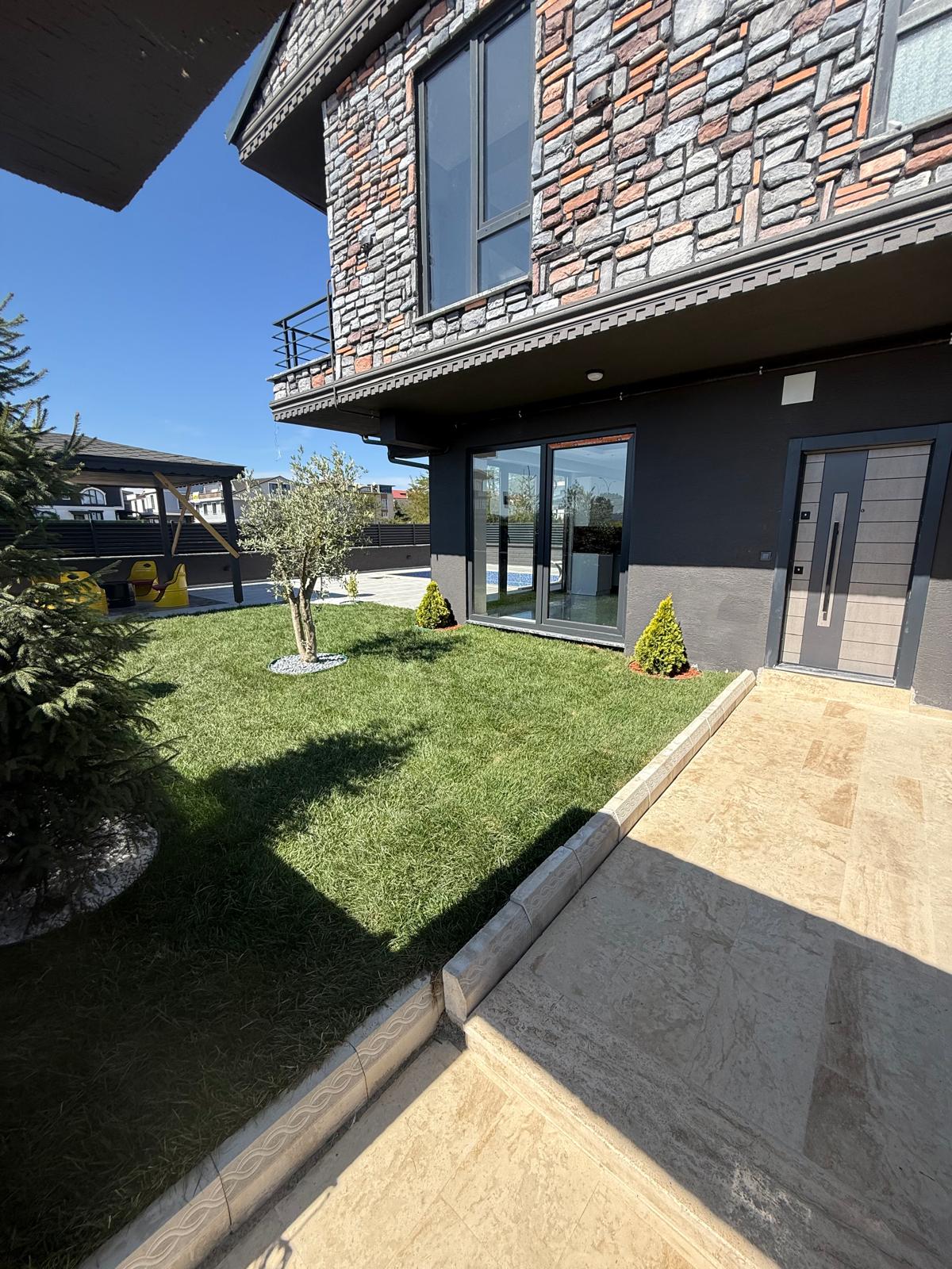 KIŞ BAHÇELİ-ULTRA GENİŞ EMSALSİZ BAHÇE, HAVUZLU, MERKEZ PLAJ, LÜKS DİZAYN 4+1 TRİPLEKS VİLLA! KOCAALİ YAYLA MH