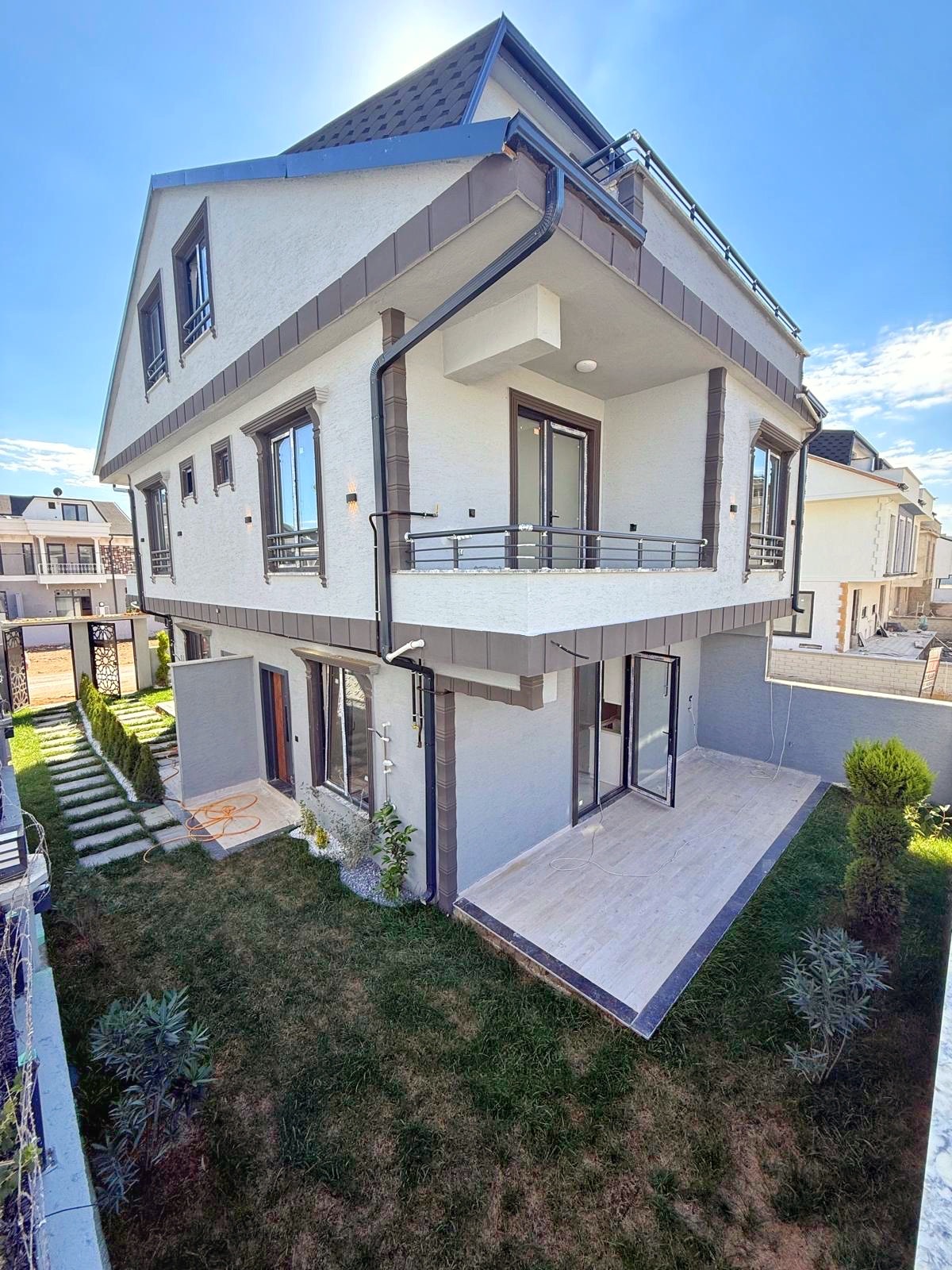FİYAT/PERFORMANS TRİPLEKS! GRANİT ZEMİN, EBEVEYN BANYO, YERDEN ISITMA 3+1 VİLLA! KOCAALİ ALANDERE MH