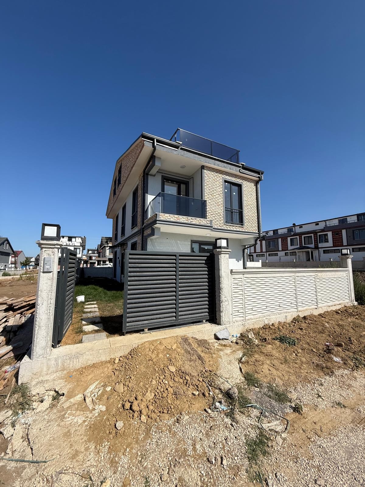 180m2 ARSA İÇİNDE, TAM BAĞIMSIZ MÜSTAKİL! HAVUZLU, KENDİNE GARAJLI 5+1 TRİPLEKS VİLLA! KOCAALİ ALANDERE MH