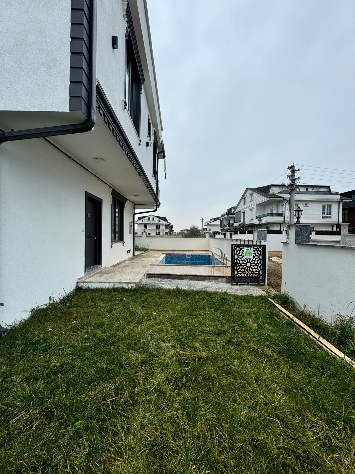 KÖŞE PARSEL, HAVUZLU, EBEVEYN BANYOLU 3+1 TRİPLEKS VİLLA! KOCAALİ YAYLA MH