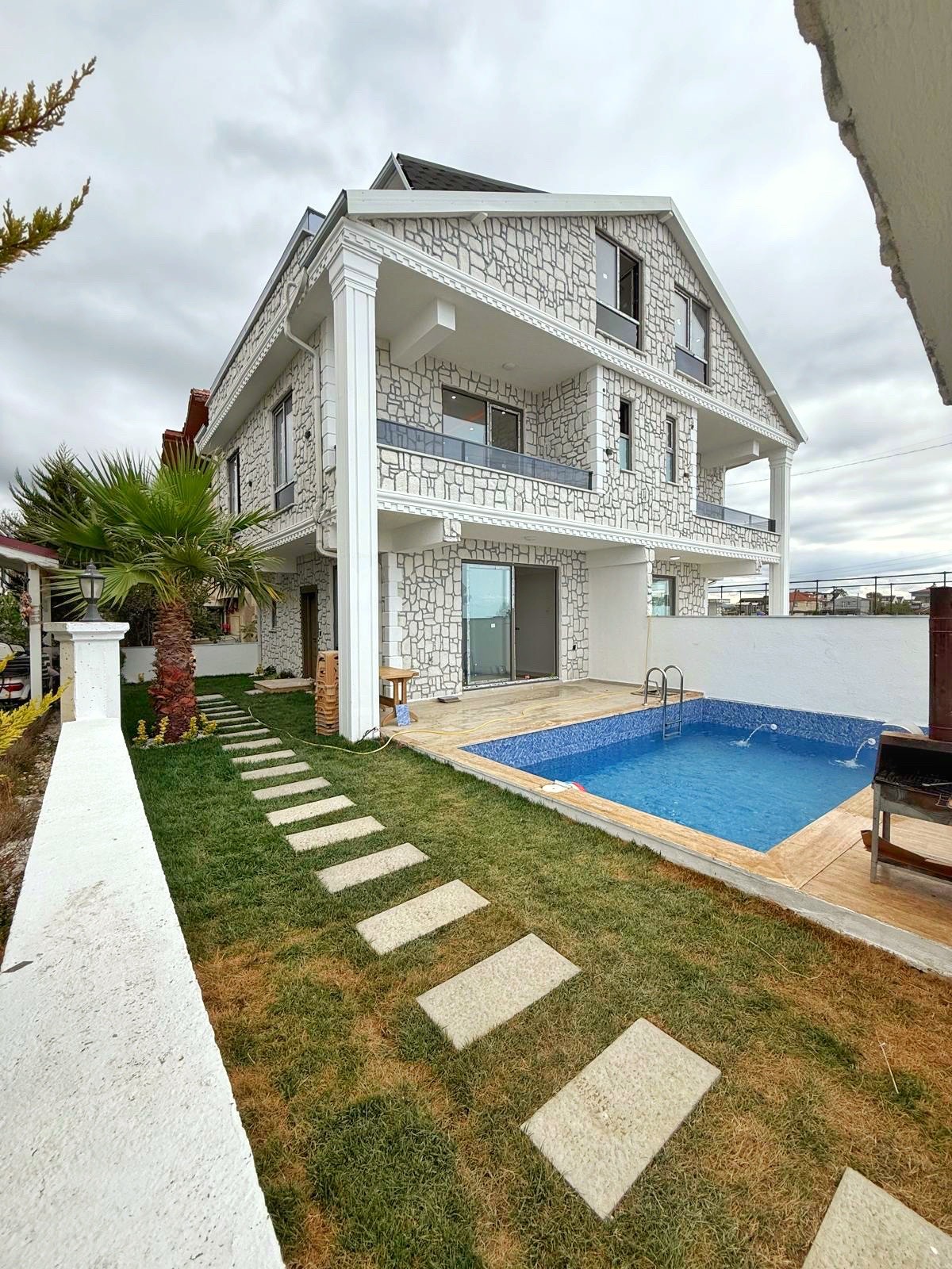 DENİZE SIFIR, ALAÇATI TAŞ KONSEPT, EBEVEYN BANYOLU, HAVUZLU, YERDEN ISITMA 4+1 TRİPLEKS VİLLA! KOCAALİ ALANDERE MH