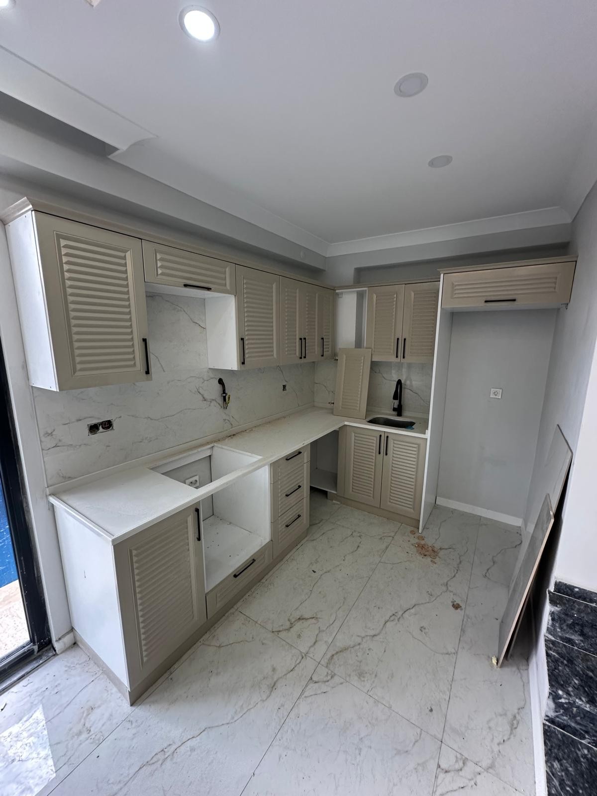 TERAS DENİZ MANZARALI, FİYAT/PERFORMANS HAVUZLU, YERDEN ISITMA 3+1 TRİPLEKS VİLLA! KOCAALİ ALANDERE MH