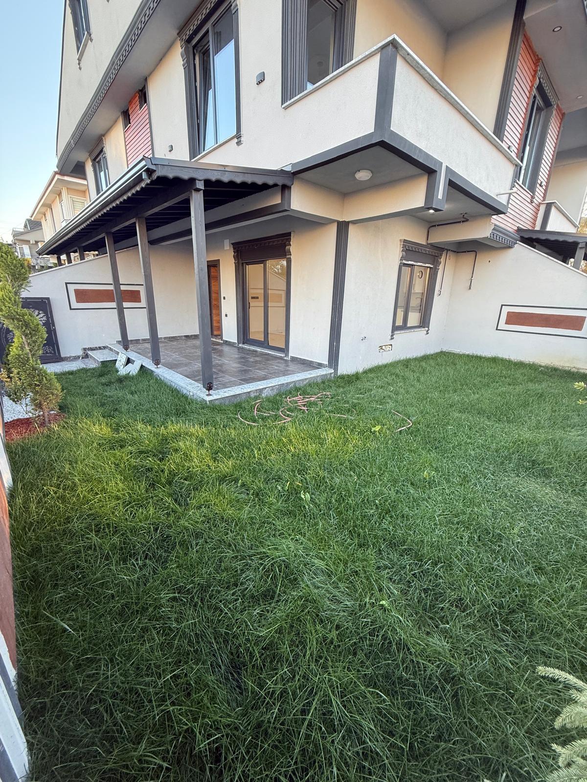 KÖŞE PARSEL, ULTRA GENİŞ BAHÇE, MERKEZ PLAJ, AYRI KONSEPT MUTFAK  4+1 TRİPLEKS VİLLA! KOCAALİ YALI MH