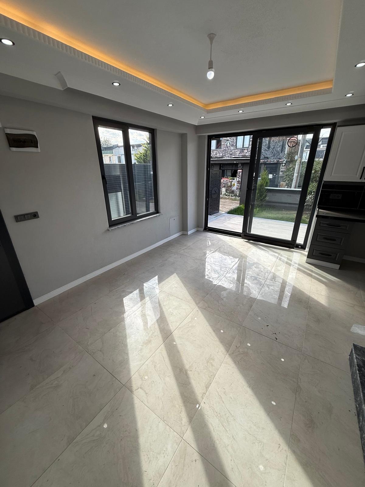 LÜKS DİZAYN, MERKEZ PLAJ, EBEVEYN BANYOLU, KOMPLE GRANİT ZEMİN 3+1 TRİPLEKS VİLLA! KOCAALİ YALI MH