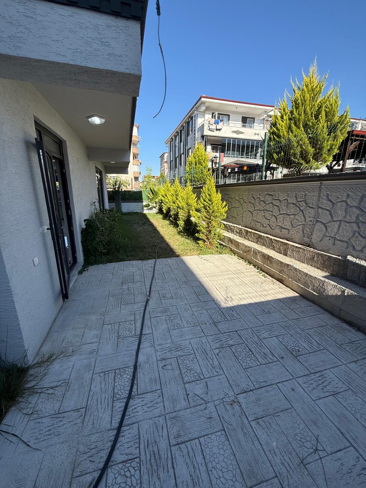 JAKUZİLİ, ULTRA GENİŞ BAHÇE, MERKEZ PLAJ, YERDEN ISITMA, EBEVEYN BANYOLU 4+1 TRİPLEKS VİLLA! KOCAALİ YALI MH