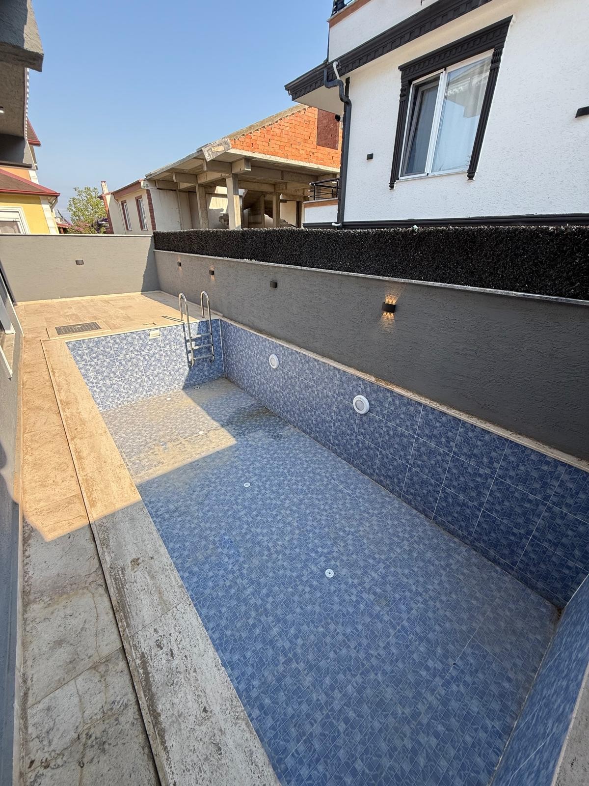 HAVUZLU, ARKA CEPHE, LÜKS DİZAYN, MERKEZ PLAJ 4+1 TRİPLEKS VİLLA! KOCAALİ YALI MH