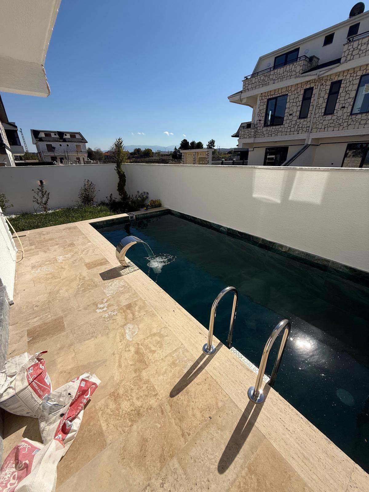 KÖŞE PARSEL, MERKEZ PLAJ, ULTRA GENİŞ BAHÇE, HAVUZLU, EBEVEYN BANYOLU, ALAÇATI TAŞ KONSEPT 4+1 TRİPLEKS VİLLA! KOCAALİ YAYLA MH