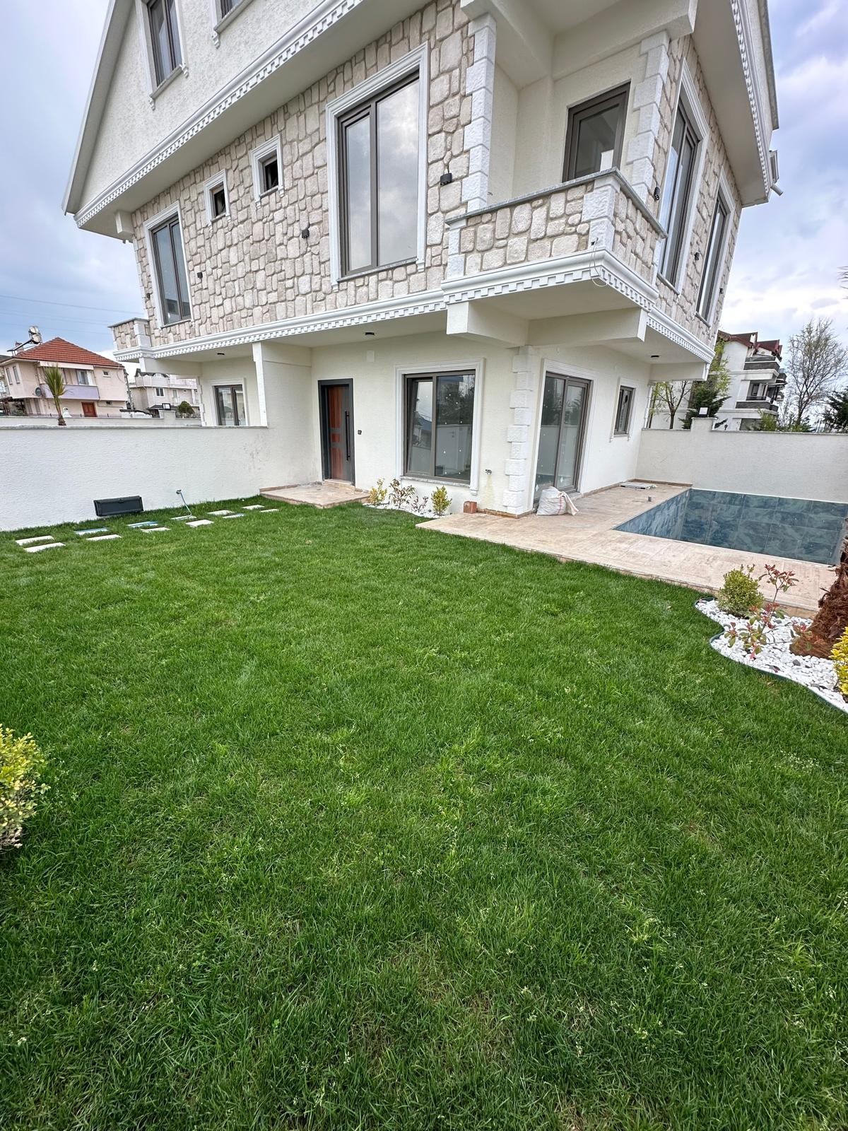 ALAÇATI TAŞ KONSEPT, DENİZ MANZARALI, ARKA CEPHE, HAVUZLU 3+1 TRİPLEKS VİLLA! KOCAALİ ALANDERE MH