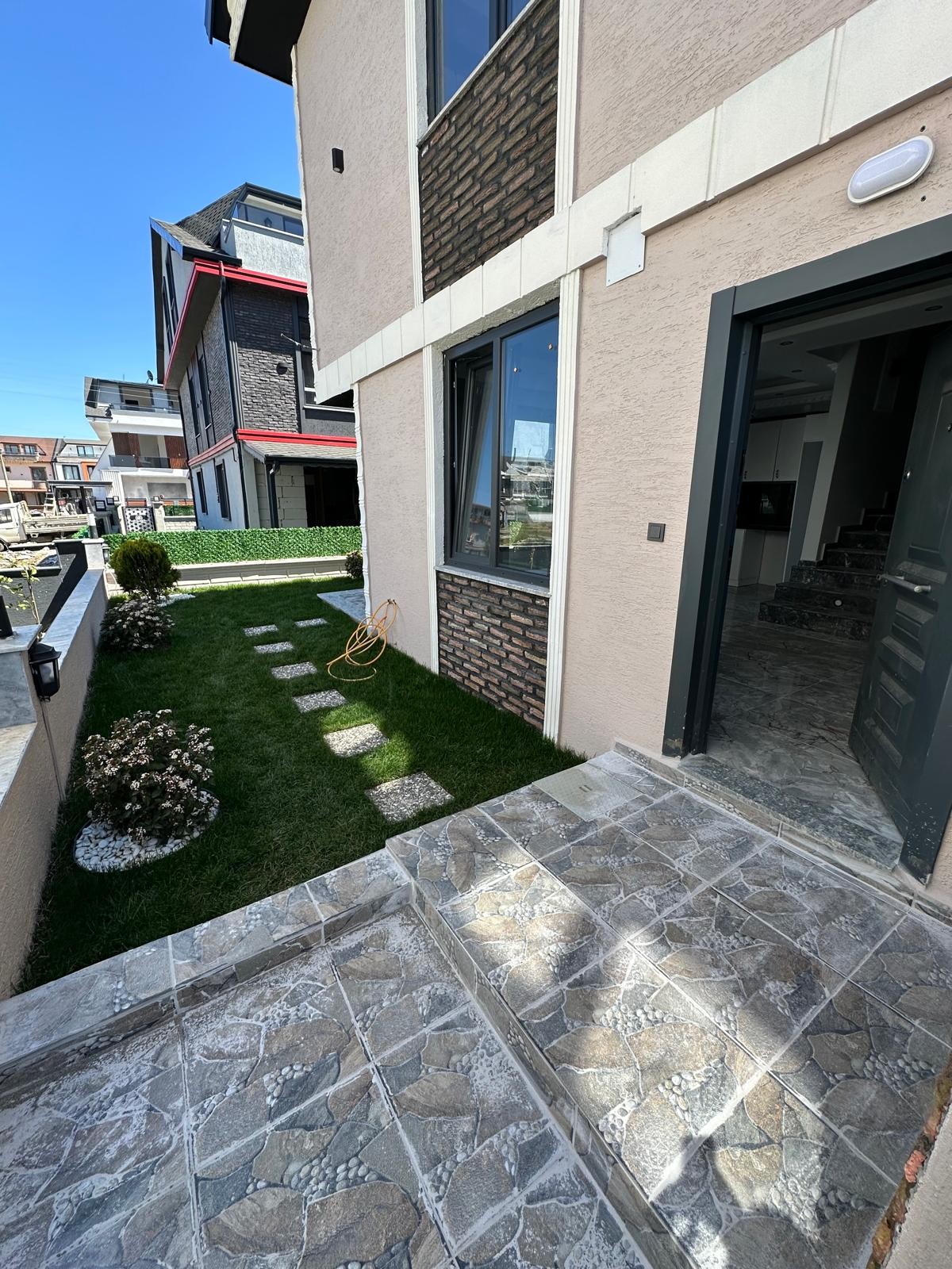 EBEVEYN BANYOLU, ÖN-ARKA CEPHE SEÇENEKLİ(ARKA), KOMPLE GRANİT ZEMİN, YERDEN ISITMA 3+1 TRİPLEKS VİLLA! KOCAALİ ALANDERE MH