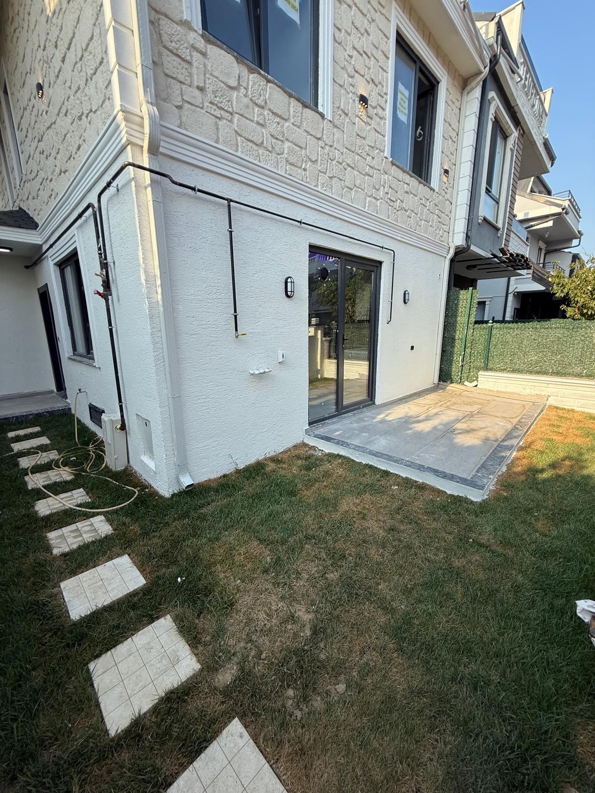 ALAÇATI TAŞ KONSEPT, MERKEZ PLAJ, EBEVEYN BANYO, YERDEN ISITMA, ÖN CEPHE  3+1 TRİPLEKS VİLLA! KOCAALİ YALI MH