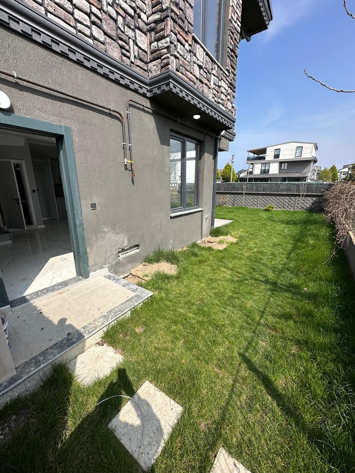 BAĞIMSIZ MÜSTAKİL/GİRİŞ-BAHÇE, GENİŞ BAHÇE ALANLI, DENİZE YÜRÜME MESAFESİ(150M) 3+1 TRİPLEKS VİLLA! KOCAALİ ALANDERE MH