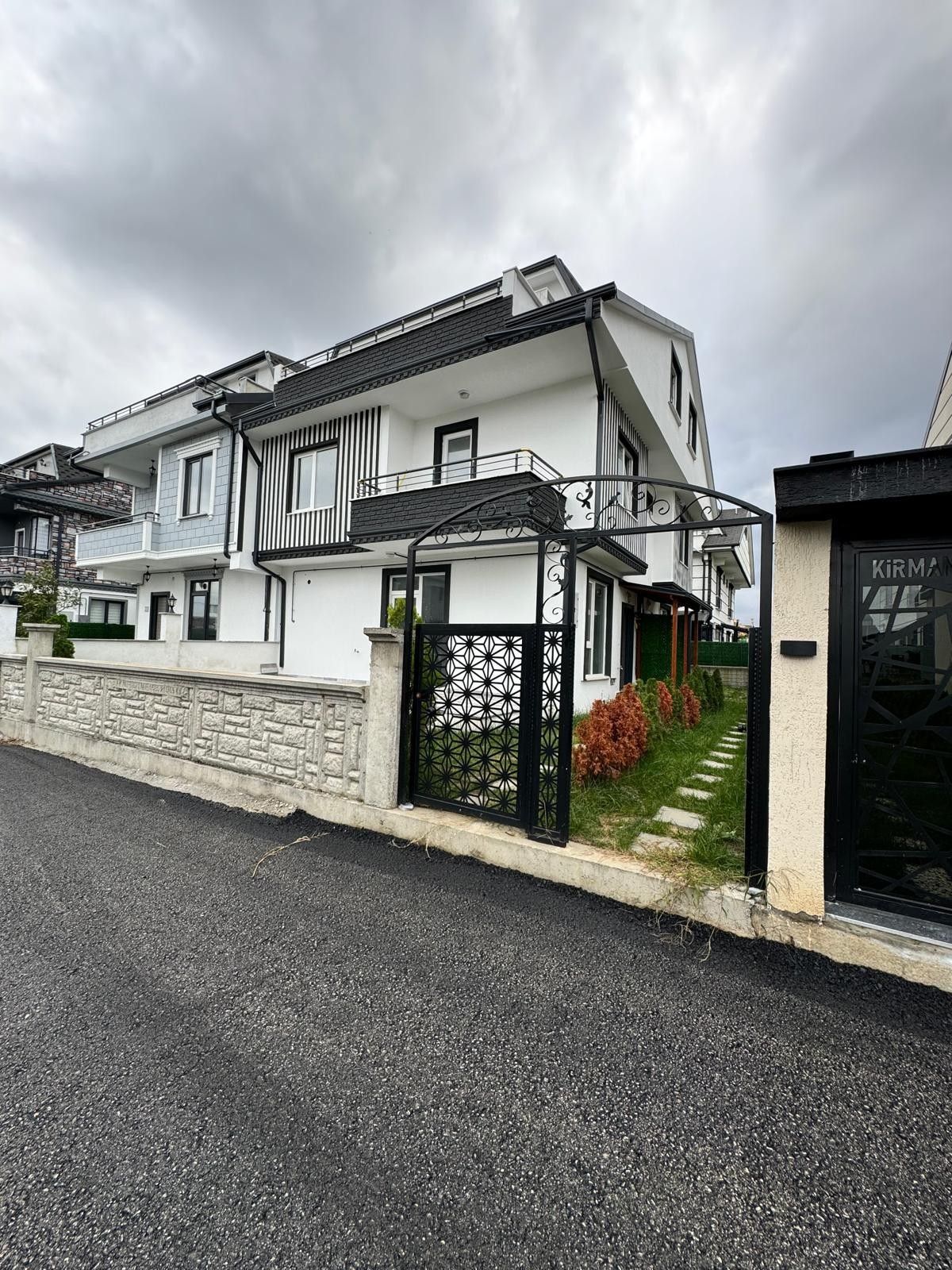 FİYAT/PERFORMANS 3+1 TRİPLEKS VİLLA! EBEVEYN BANYOLU, KOMBİ PETEK! KOCAALİ YALI MH