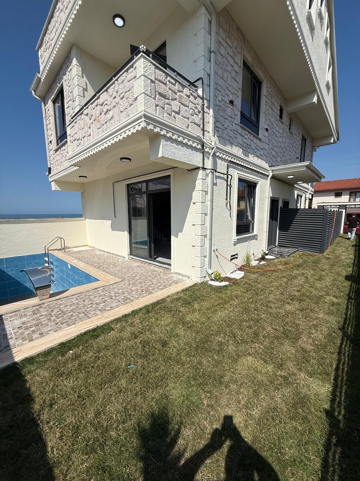 KAPANMAZ DENİZ MANZARALI, PLAJA 30METRE, ALAÇATI TAŞ KONSEPT, ARKA CEPHE, HAVUZLU 4+1 TRİPLEKS VİLLA! KOCAALİ ALANDERE MH