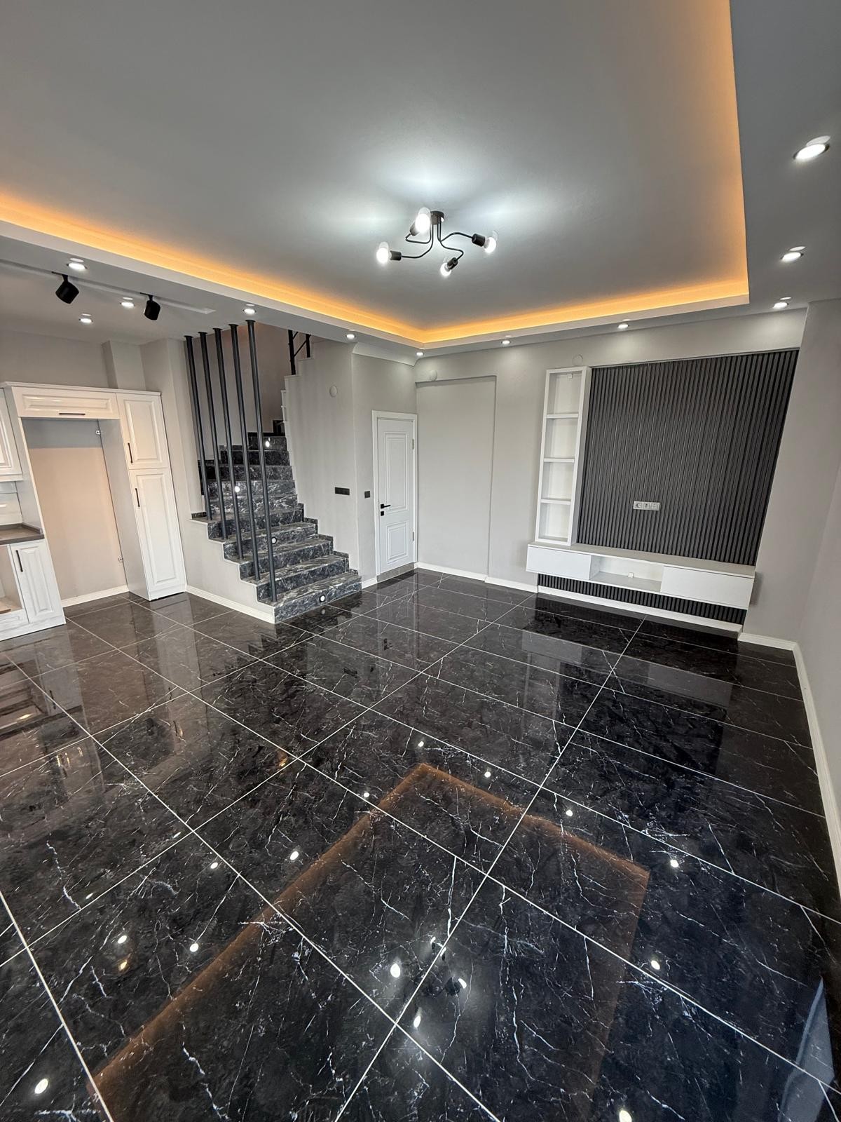 LÜKS DİZAYN, GENİŞ BAHÇE, ARKA CEPHE, VERANDALI, EBEVEYN BANYOLU 3+1 TRİPLEKS VİLLA! KOCAALİ ALANDERE MH