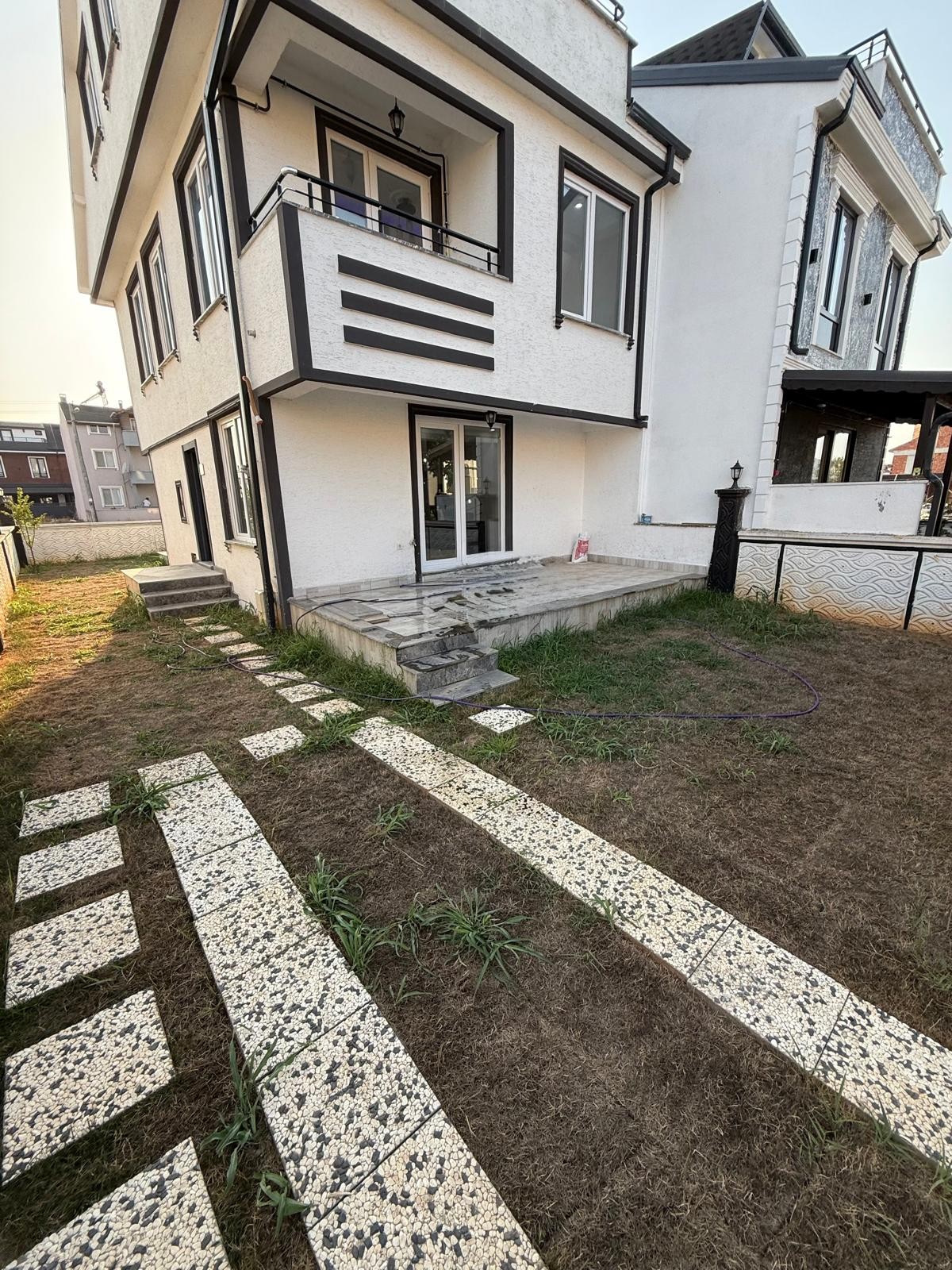 168m2 ARSA İÇİNDE TAM BAĞIMSIZ MÜSTAKİL, ULTRA GENİŞ BAHÇE, AYRI MUTFAK, 5+1 TRİPLEKS VİLLA! KOCAALİ ALANDERE MH
