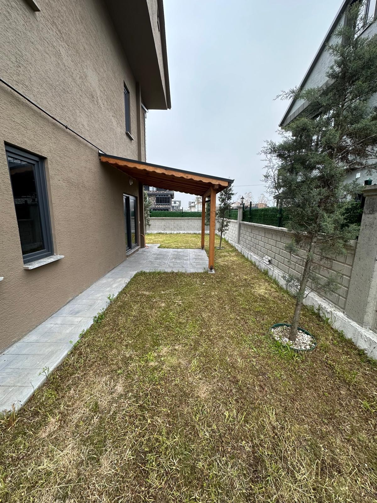 210m2 ARSA İÇİNDE, İLÇEMİZİN EN UYGUN FİYATLI, ULTRA GENİŞ BAHÇELİ, KENDİNE GARAJLI 4+1 MÜSTAKİL TRİPLEKS VİLLASI! KOCAALİ ALANDERE MH