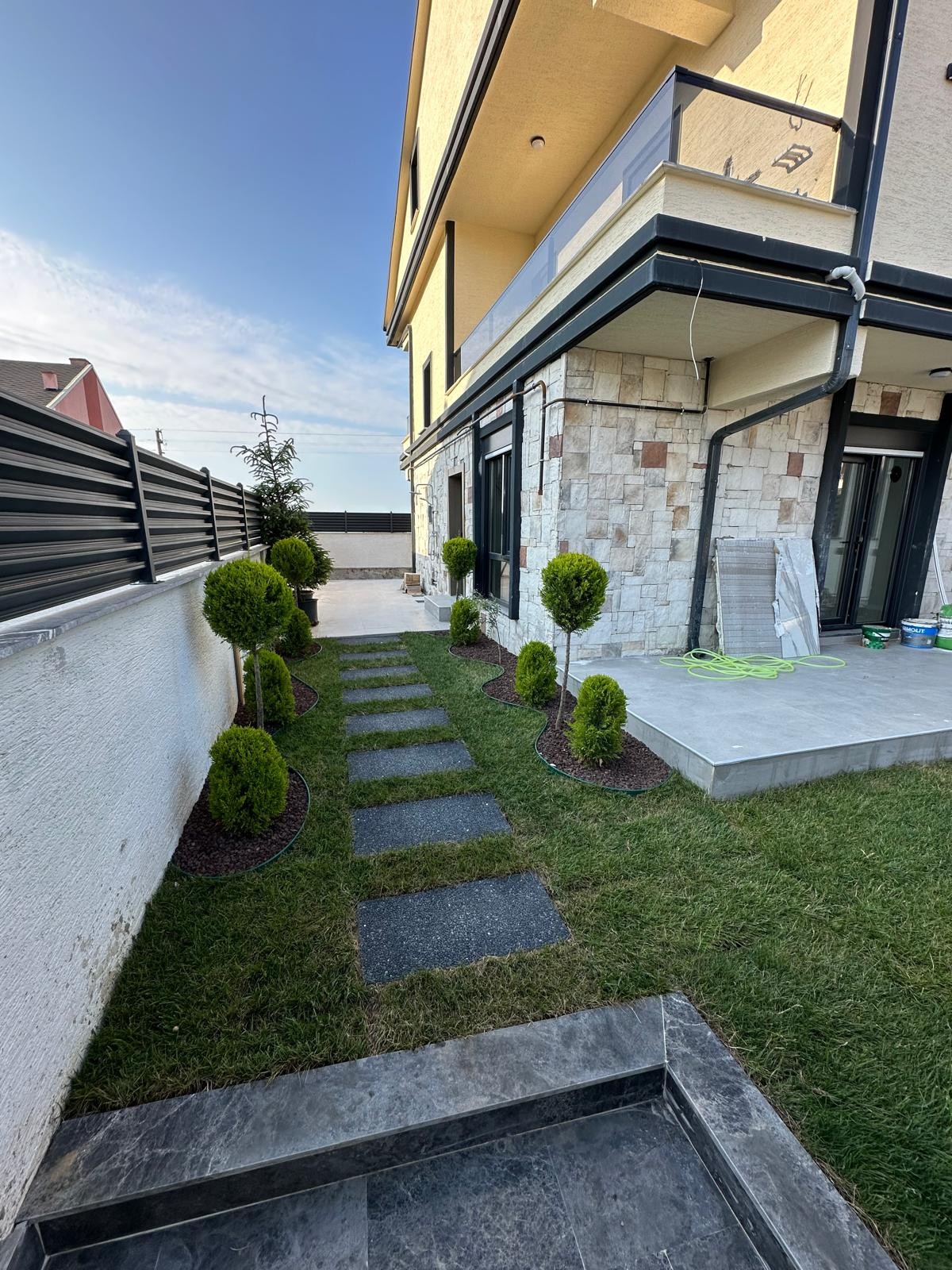 162m2 ARSA İÇİNDE TAM BAĞIMSIZ MÜSTAKİL, HER KAT DENİZ MANZARALI(3.PARSEL), ISITMALI HAVUZLU(40m2), MERKEZ PLAJ 4+1 TRİPLEKS VİLLA! KOCAALİ YALI MH